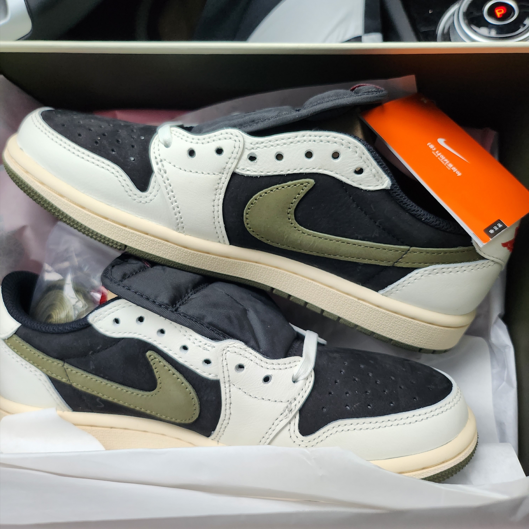 (W) Jordan 1 x Travis Scott Retro Low OG SP Medium Olive 착용 스타일 - 5