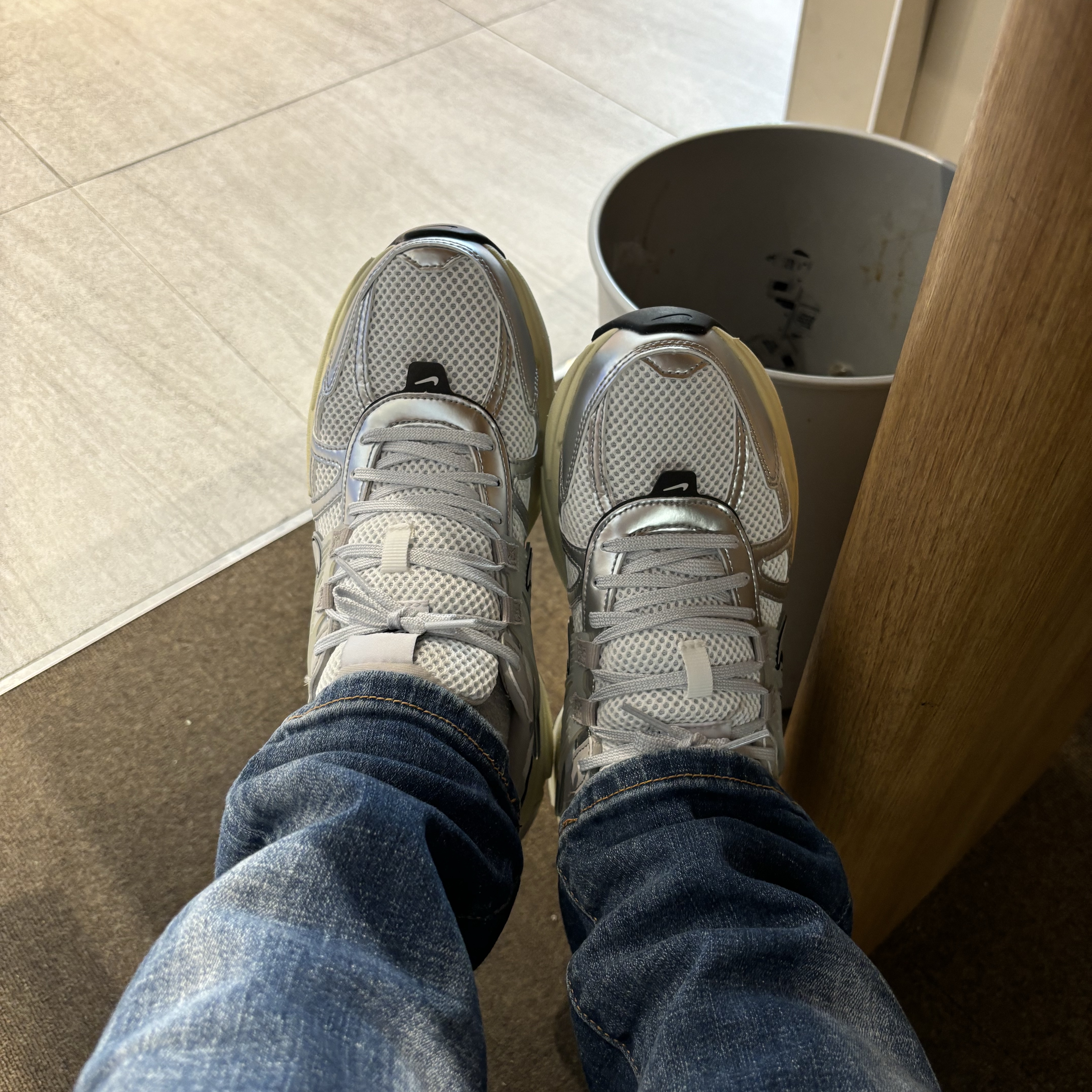 Nike V2K Run Summit White Metallic Silver 착용 스타일 - 2