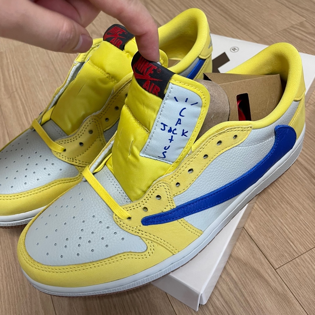 (W) Jordan 1 x Travis Scott Retro Low OG SP Canary 착용 스타일 - 1