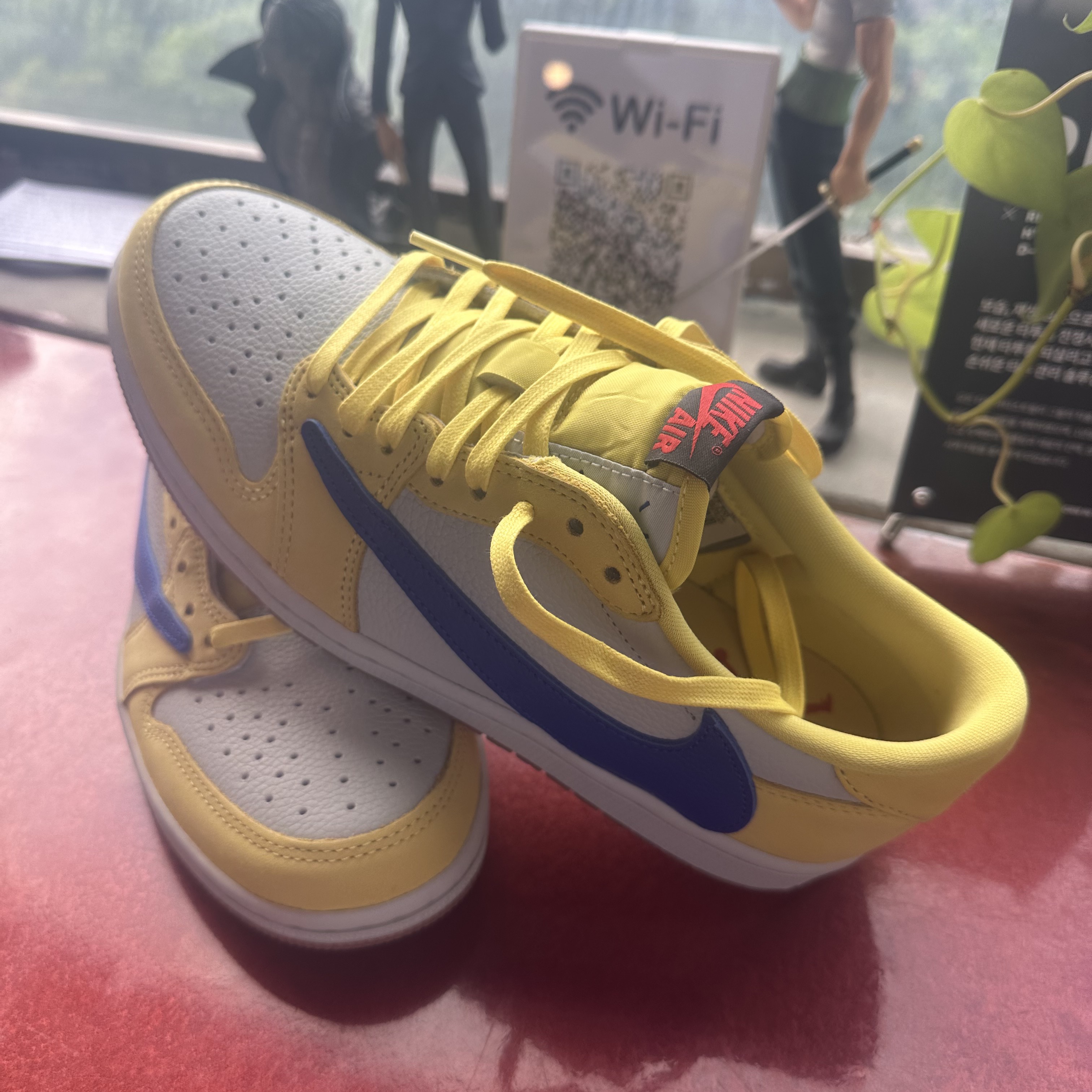 (W) Jordan 1 x Travis Scott Retro Low OG SP Canary 착용 스타일