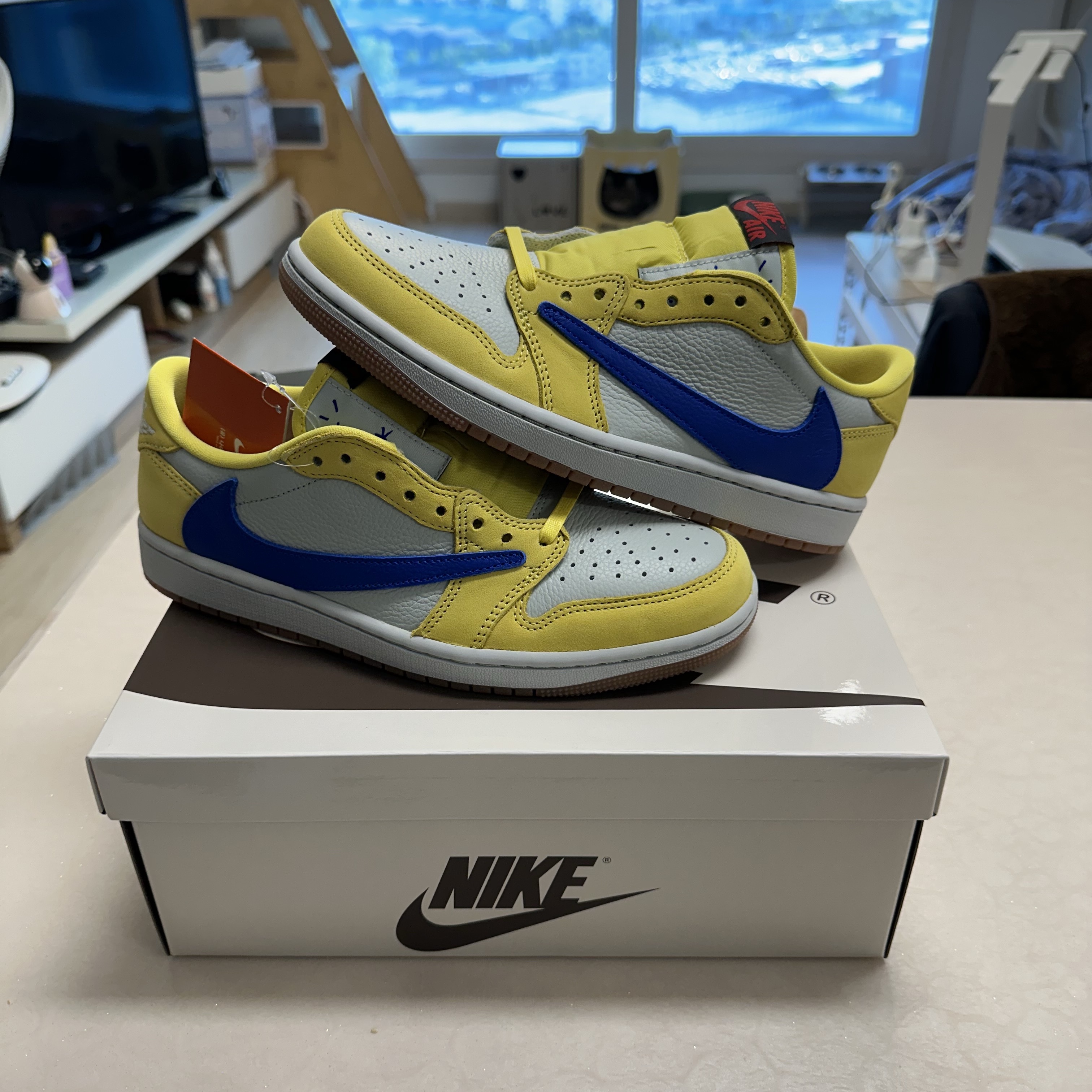 (W) Jordan 1 x Travis Scott Retro Low OG SP Canary 착용 스타일 - 1