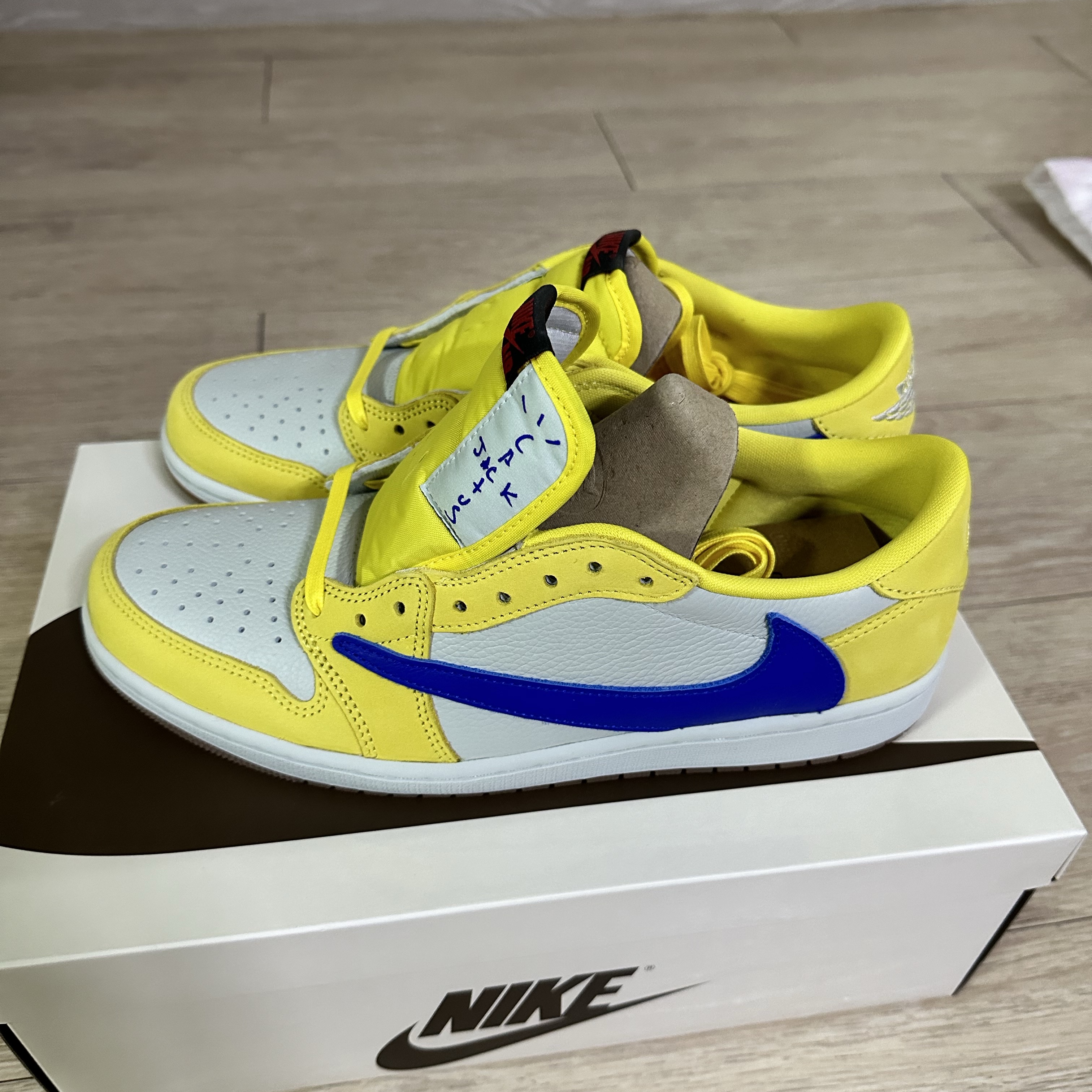 (W) Jordan 1 x Travis Scott Retro Low OG SP Canary 착용 스타일 - 3