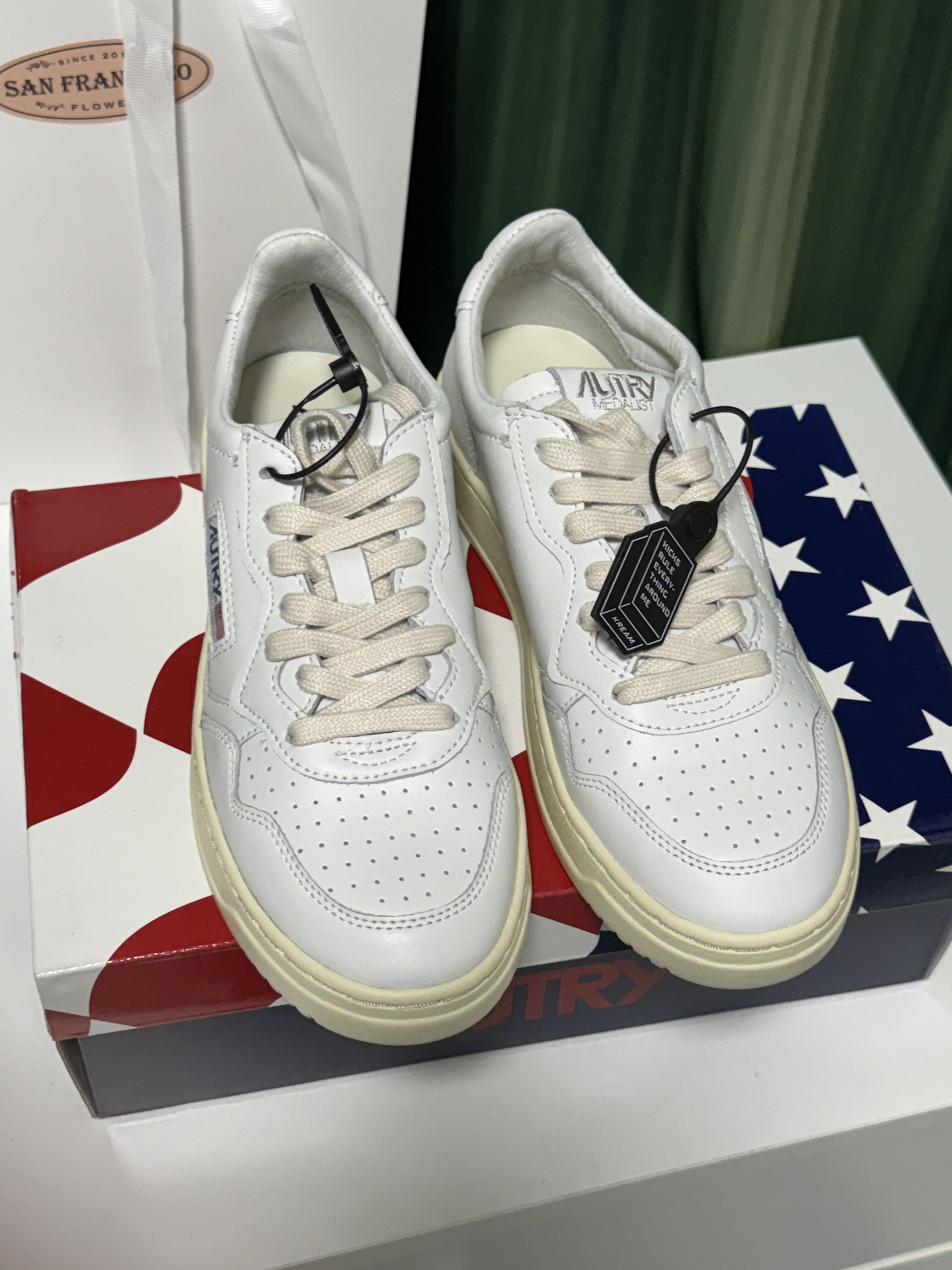 (W) Autry Medalist Low Leather Sneakers White 착용 스타일 - 3