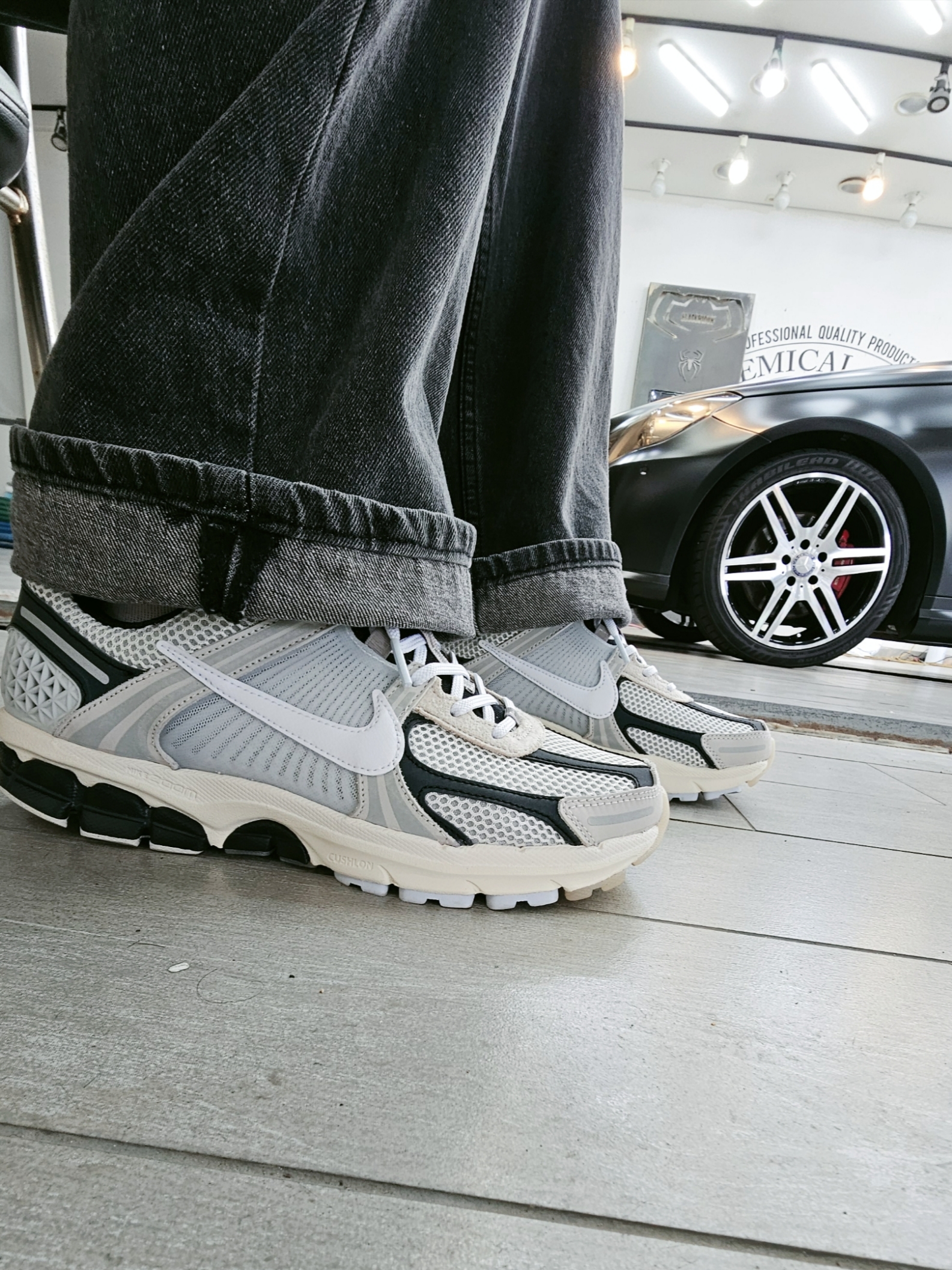 Nike Zoom Vomero 5 Light Bone and Black 착용 스타일
