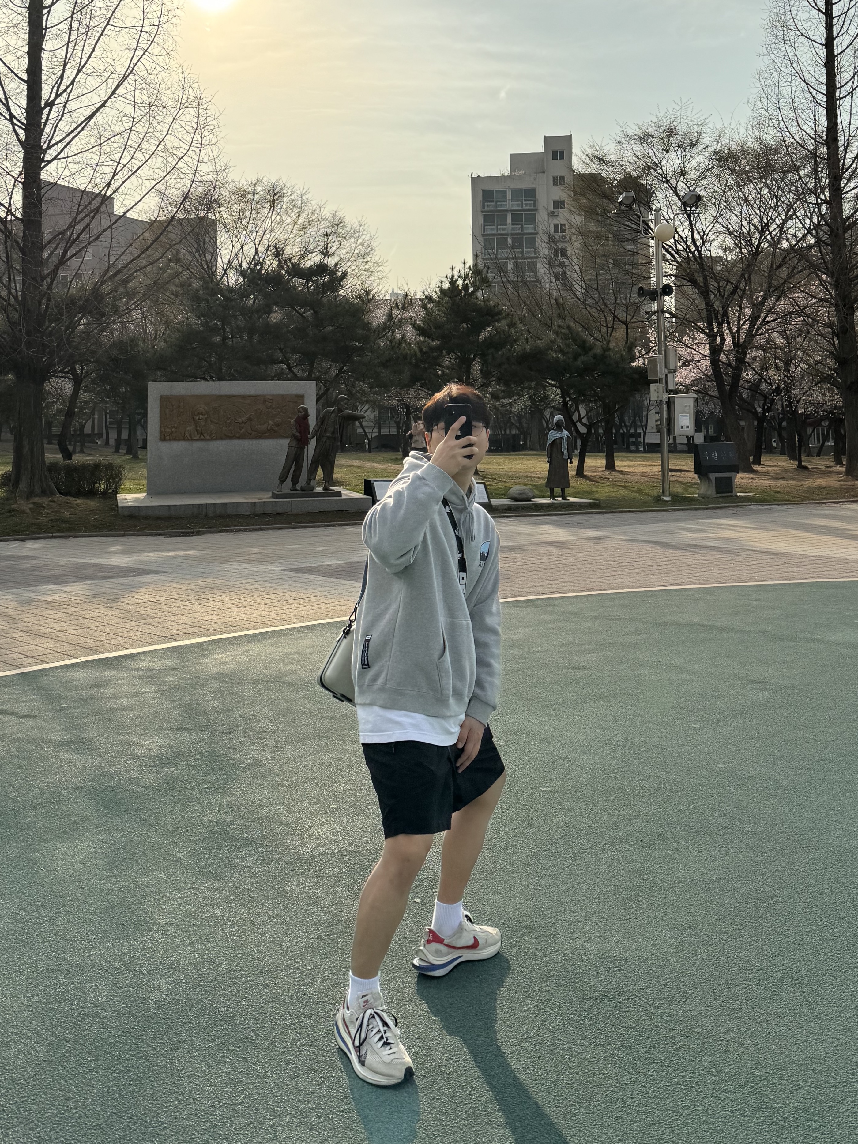 Nike x Sacai VaporWaffle Royal Fuchsia 착용 스타일