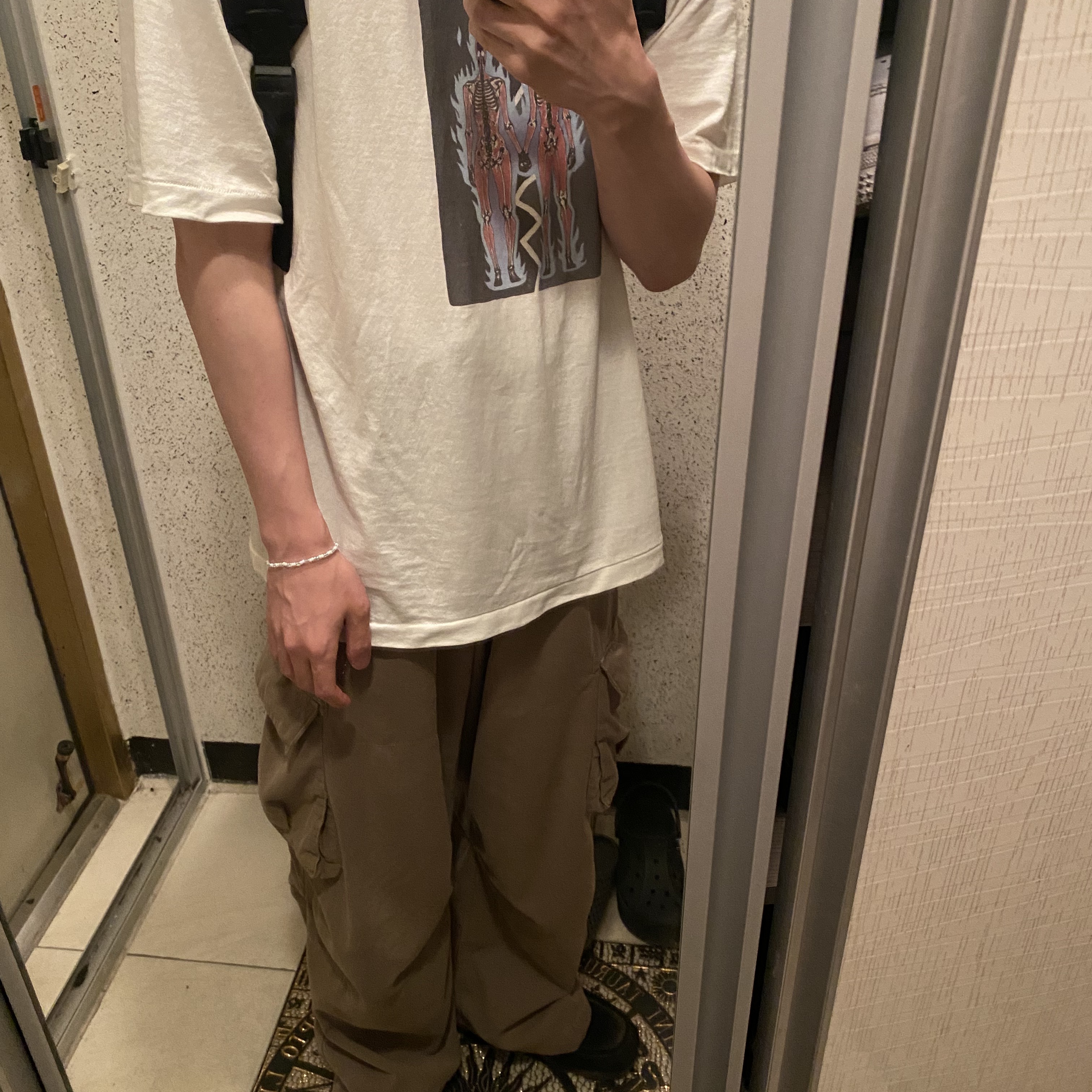Polyteru 1/2 Graphic T-Shirt 'Skull Couple' White, Polyteru Belted Cargo Pants 1.2v Deep Beige 착용 스타일