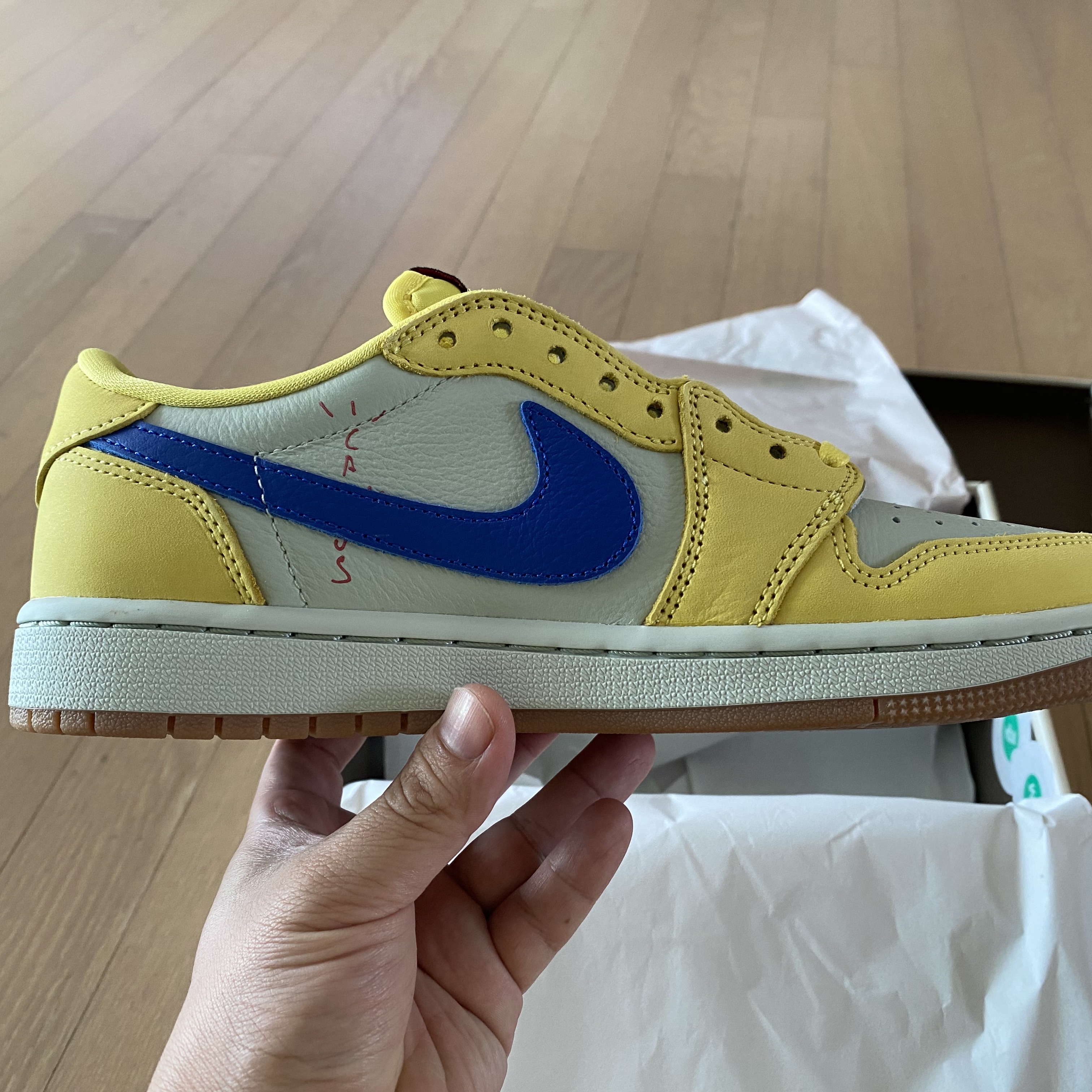 (W) Jordan 1 x Travis Scott Retro Low OG SP Canary 착용 스타일 - 3