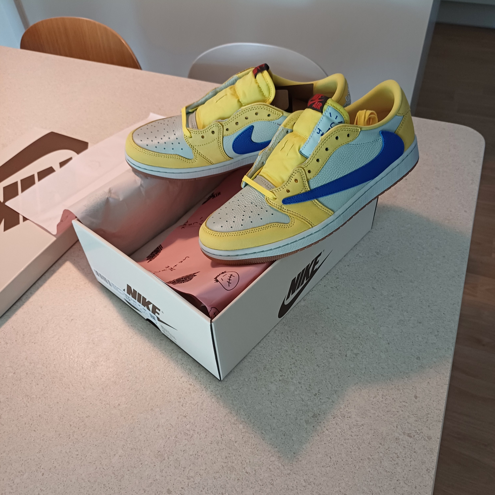 (W) Jordan 1 x Travis Scott Retro Low OG SP Canary 착용 스타일 - 3