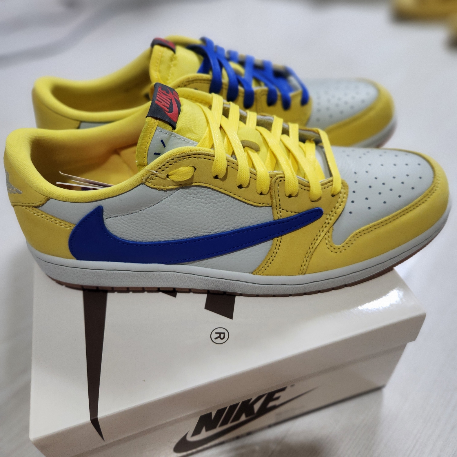 (W) Jordan 1 x Travis Scott Retro Low OG SP Canary 착용 스타일 - 1