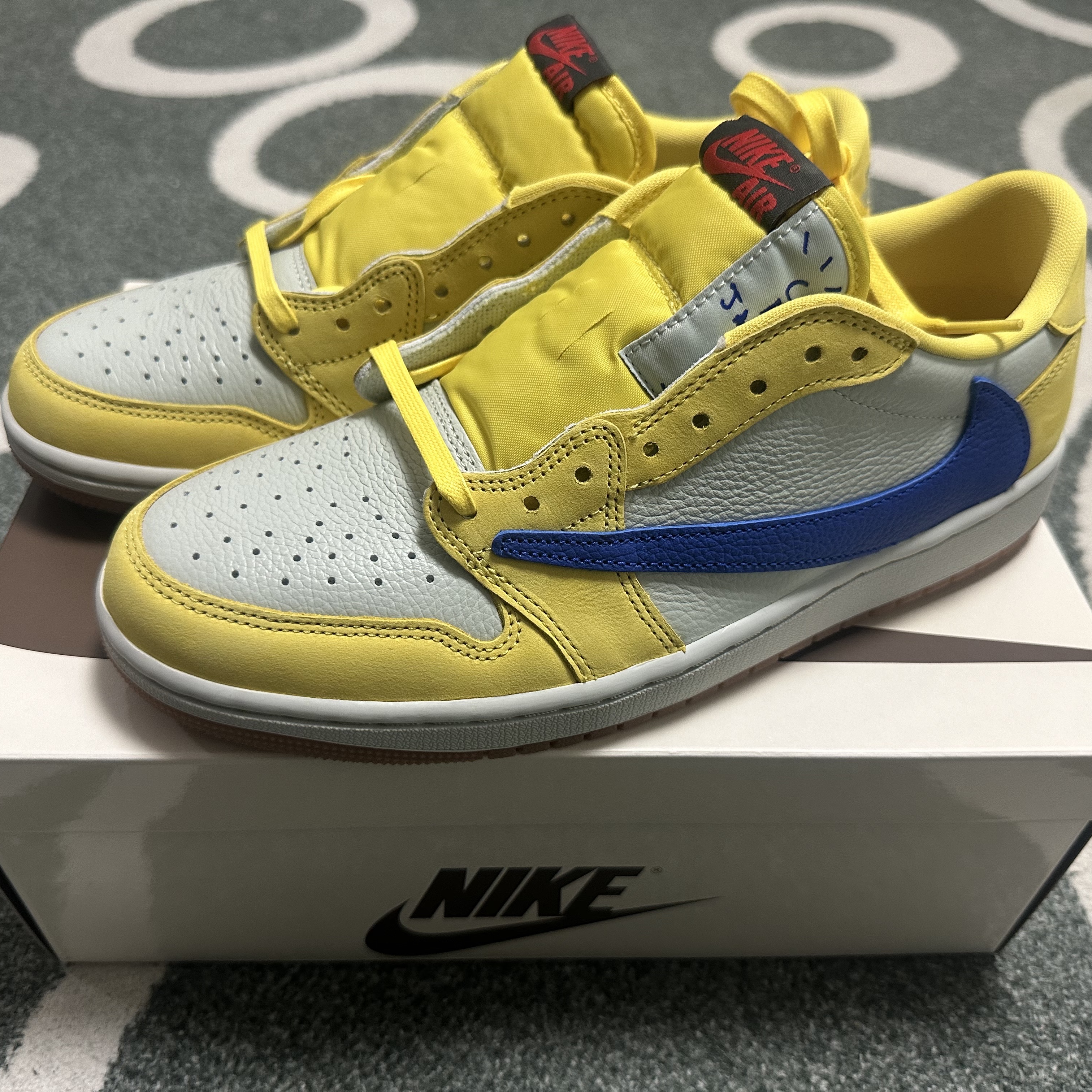 (W) Jordan 1 x Travis Scott Retro Low OG SP Canary 착용 스타일 - 2