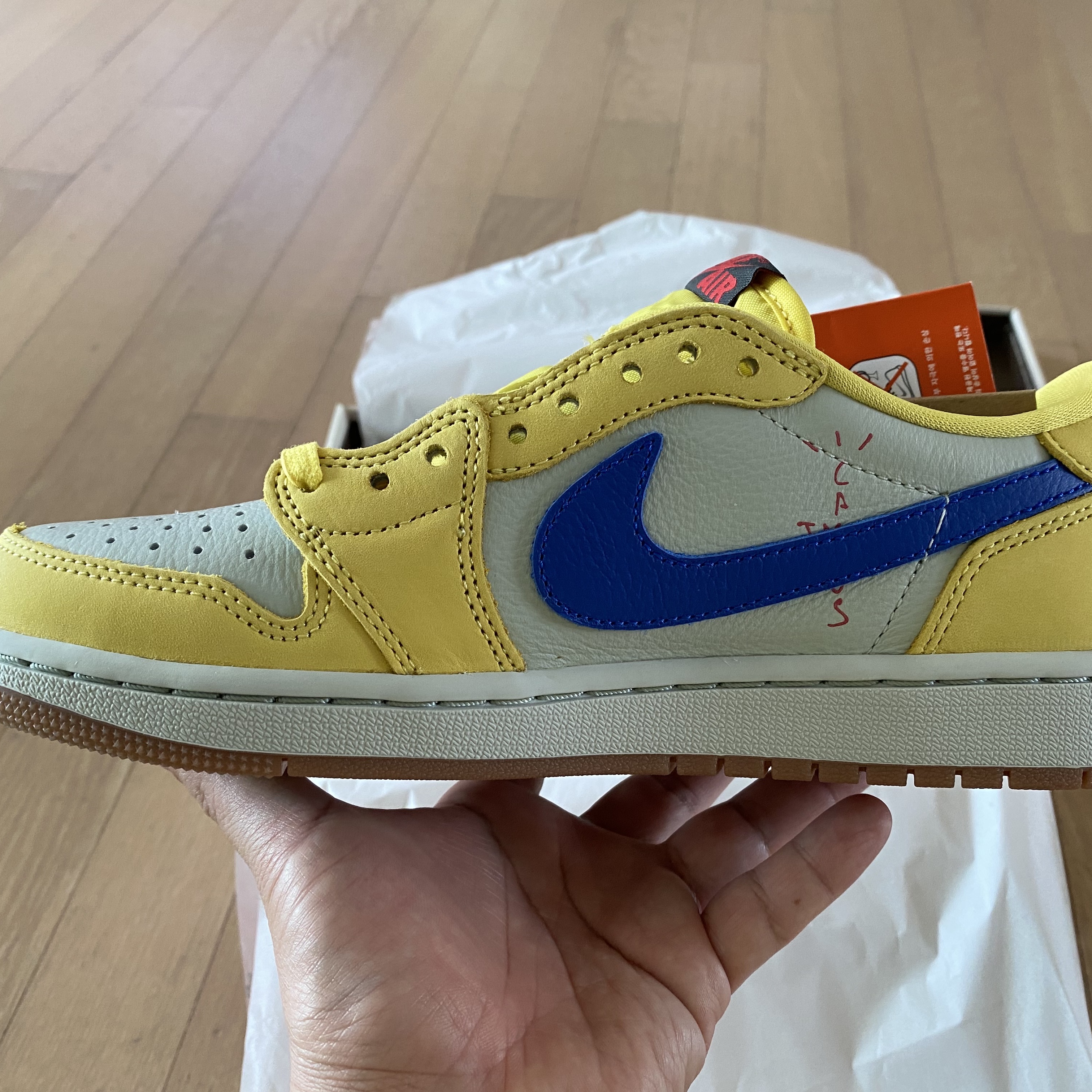 (W) Jordan 1 x Travis Scott Retro Low OG SP Canary 착용 스타일 - 7