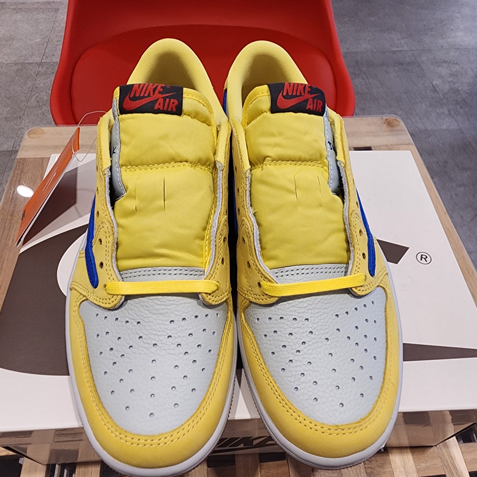 (W) Jordan 1 x Travis Scott Retro Low OG SP Canary 착용 스타일 - 2