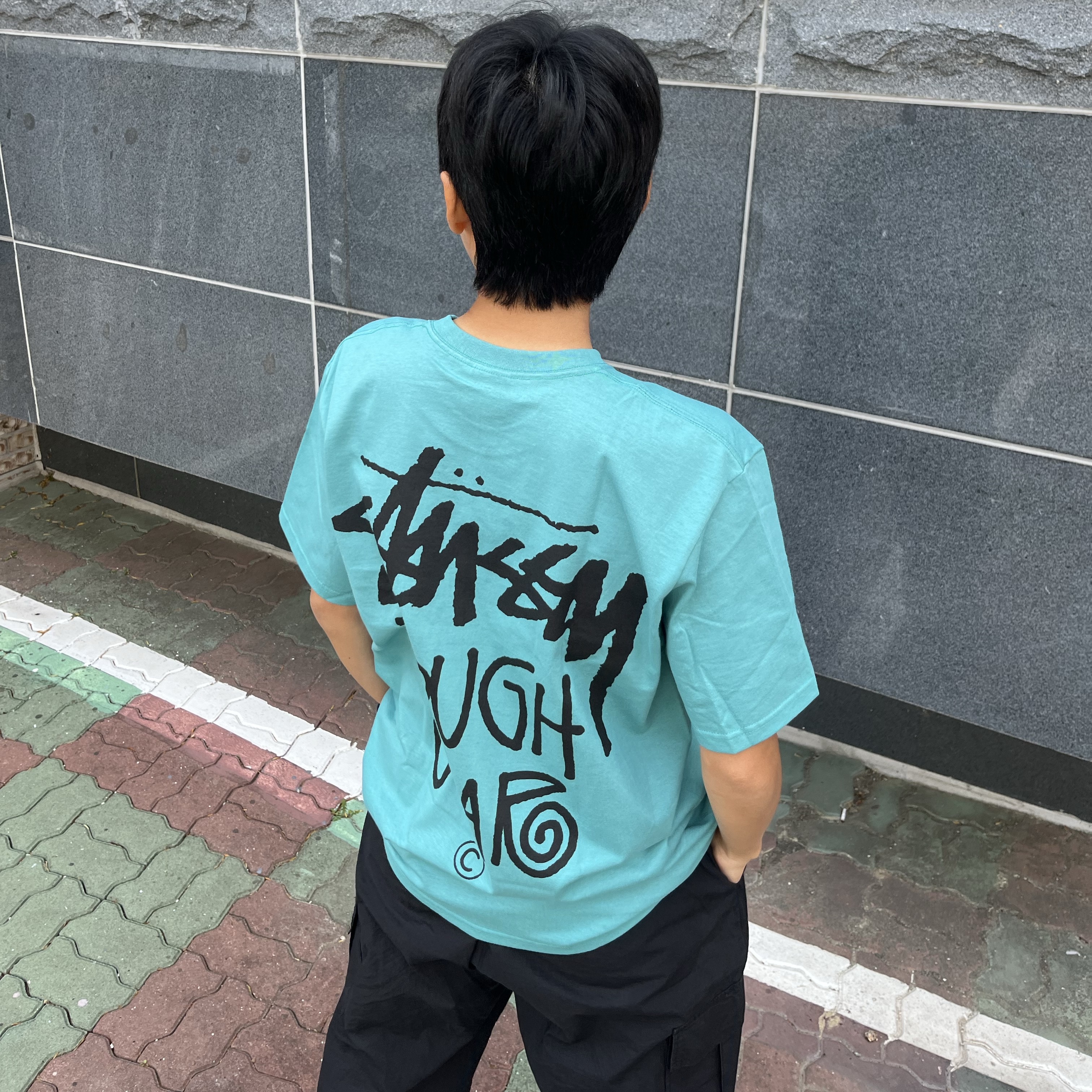 Stussy Tough Gear T-Shirt Ocean 착용 스타일 - 3