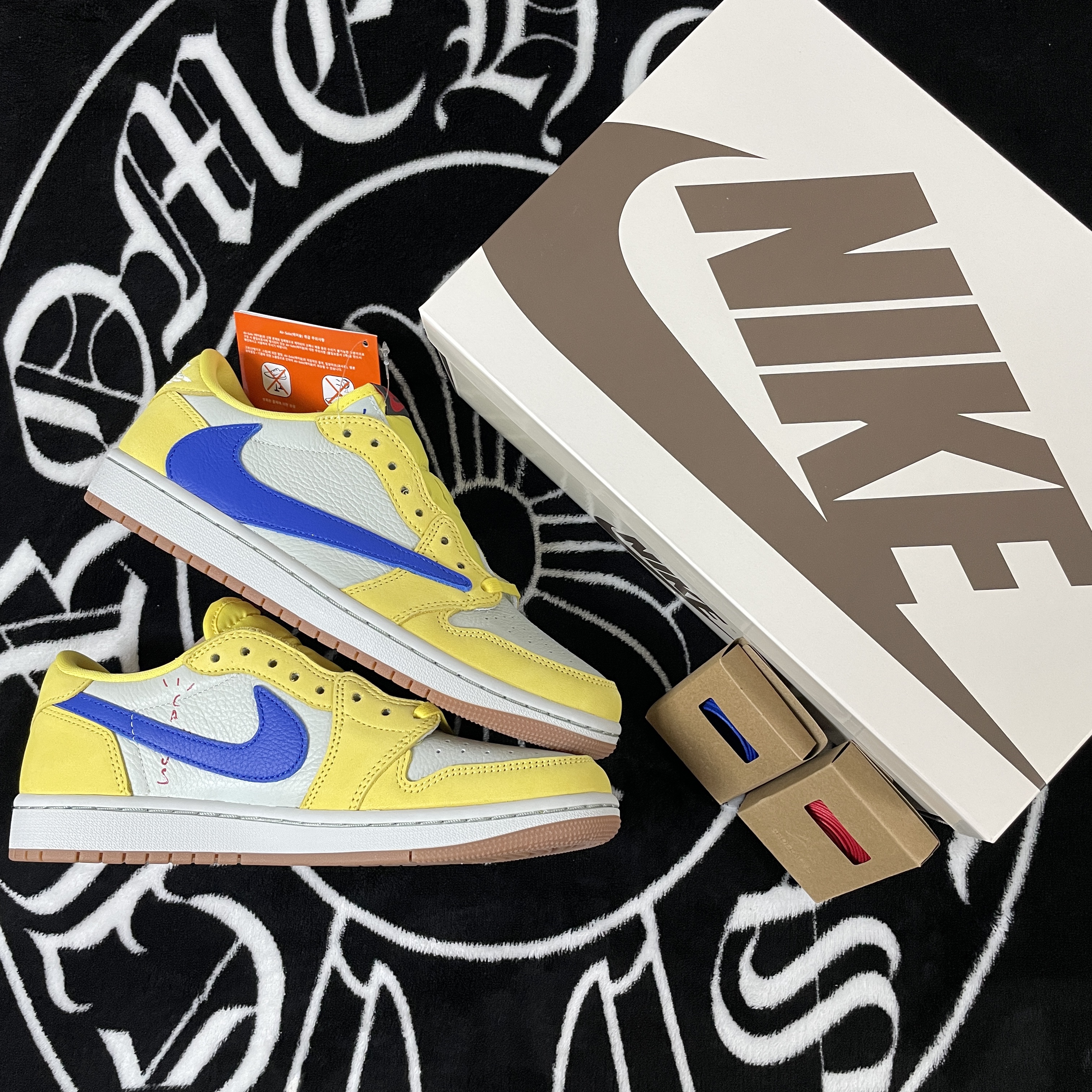 (W) Jordan 1 x Travis Scott Retro Low OG SP Canary 착용 스타일 - 1