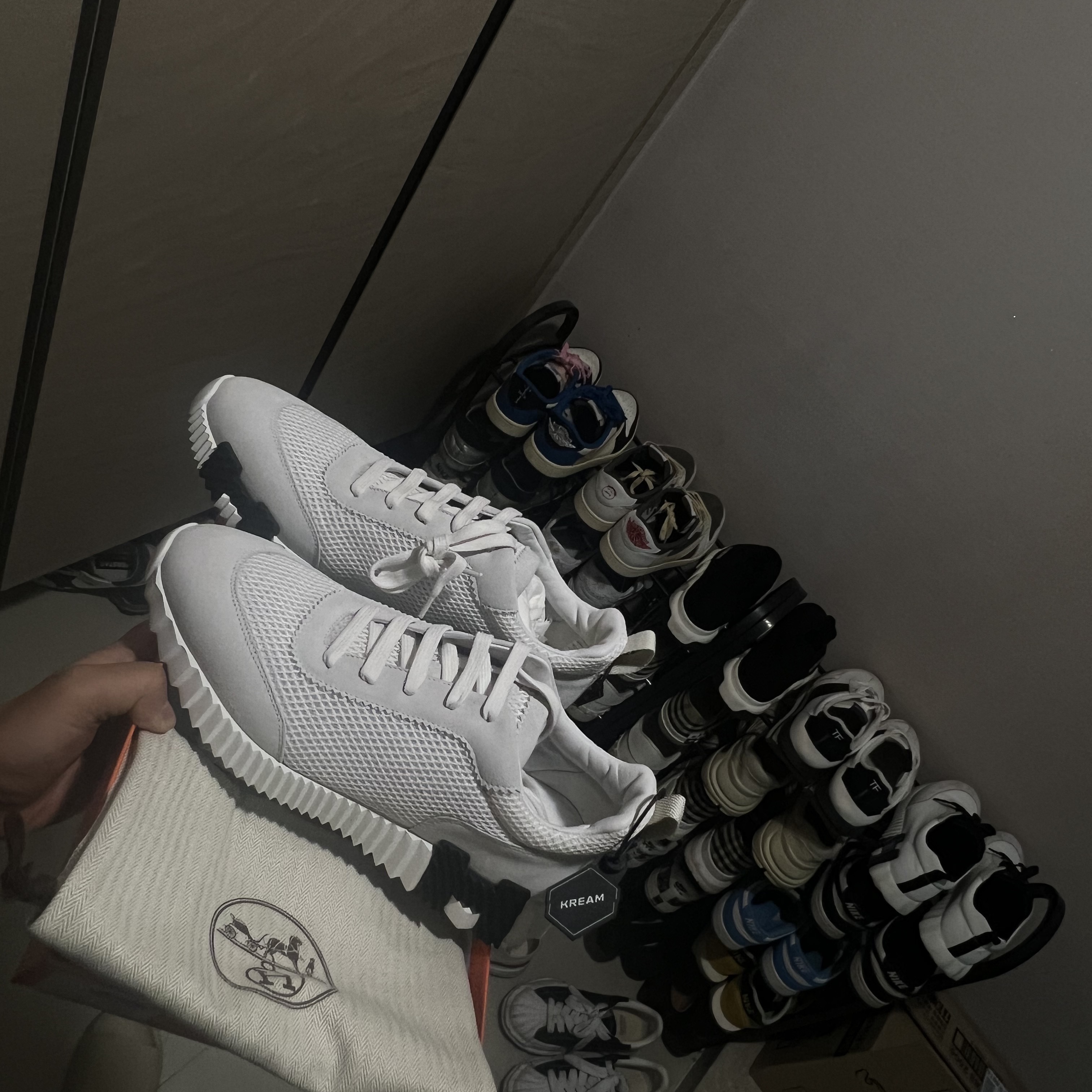 Hermes Bouncing Sneakers Graphic Mesh Suede Goatskin & Blanc 착용 스타일
