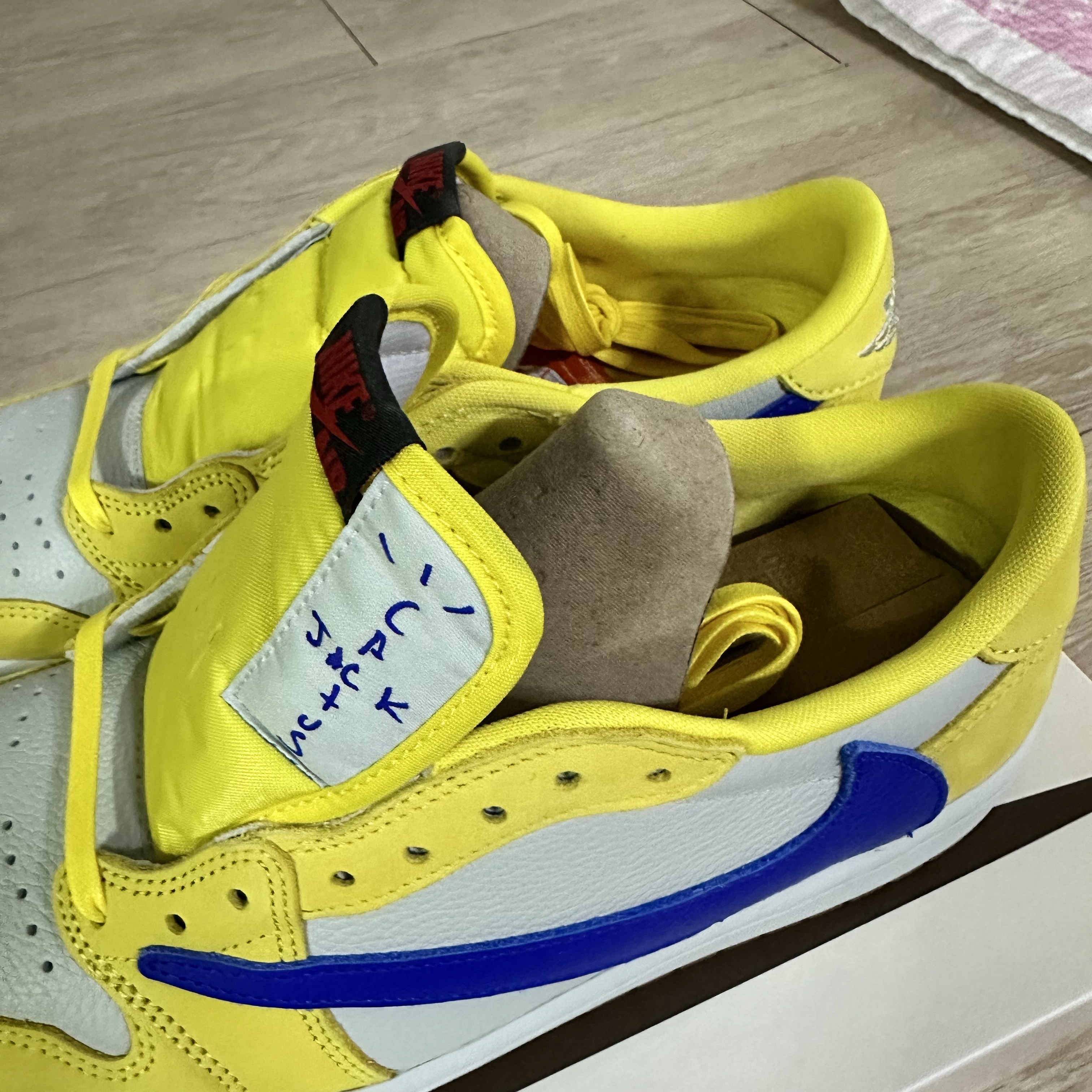 (W) Jordan 1 x Travis Scott Retro Low OG SP Canary 착용 스타일 - 4
