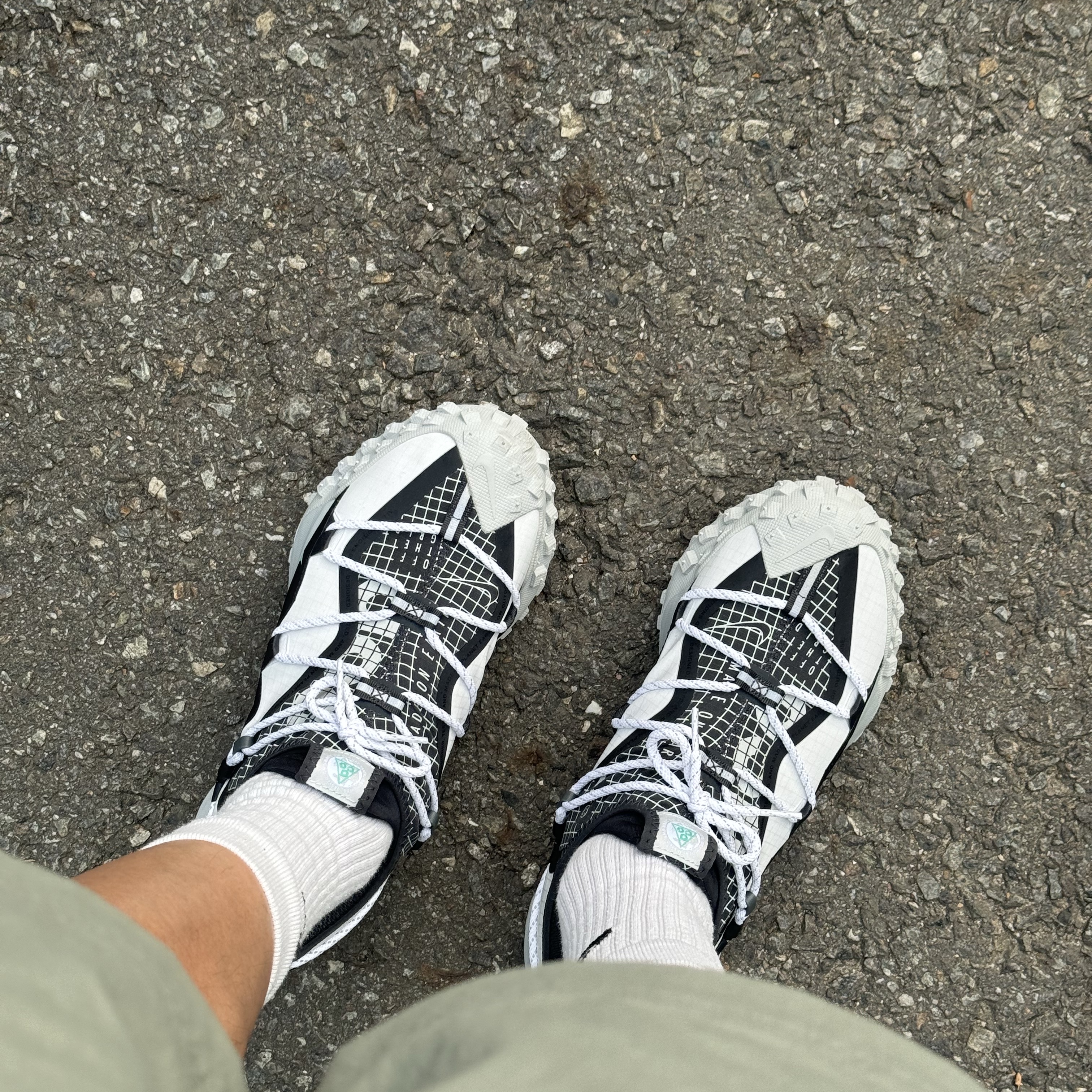 Nike ACG Mountain Fly Low SE White and Black 착용 스타일