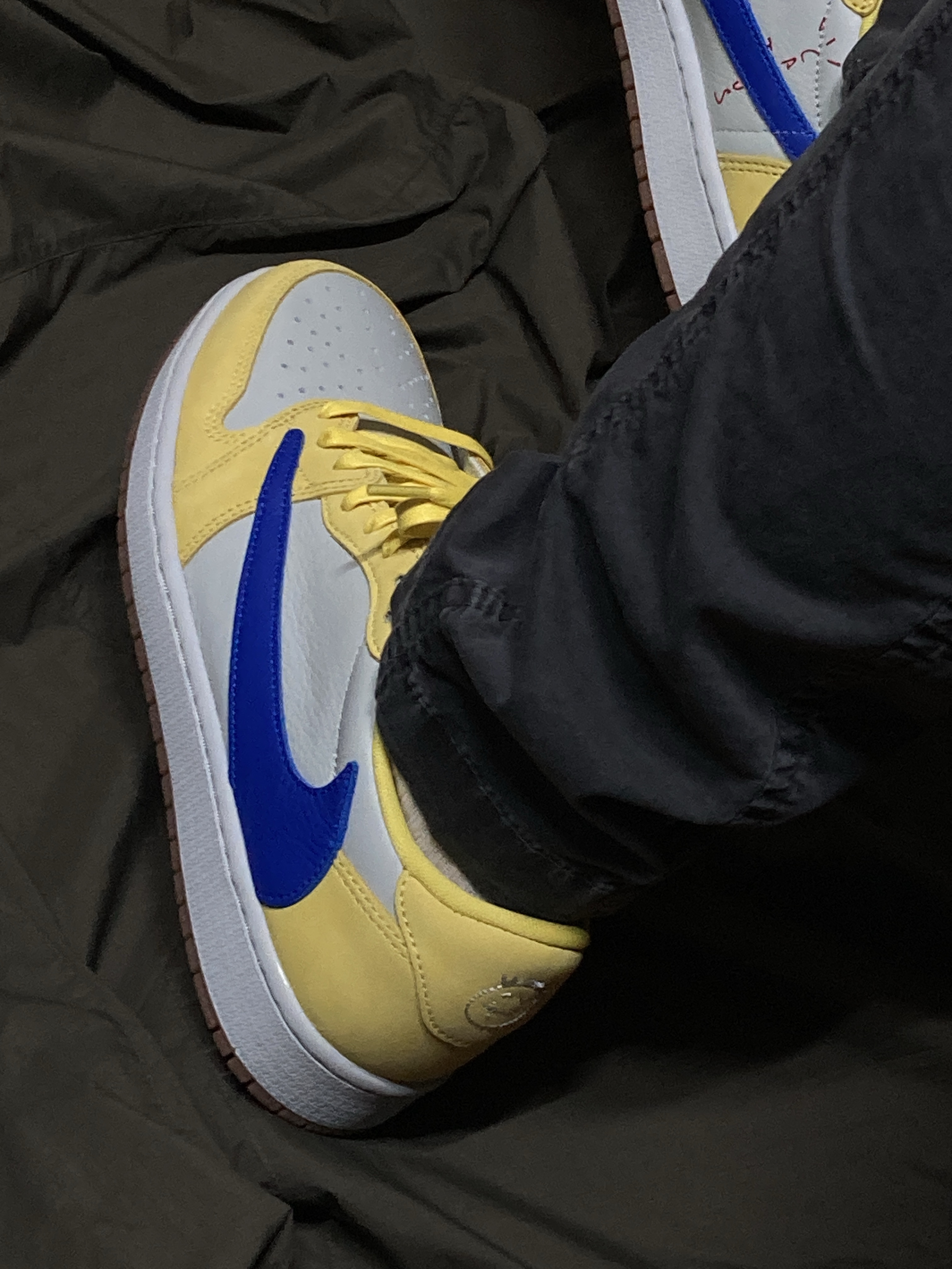 (W) Jordan 1 x Travis Scott Retro Low OG SP Canary 착용 스타일 - 3