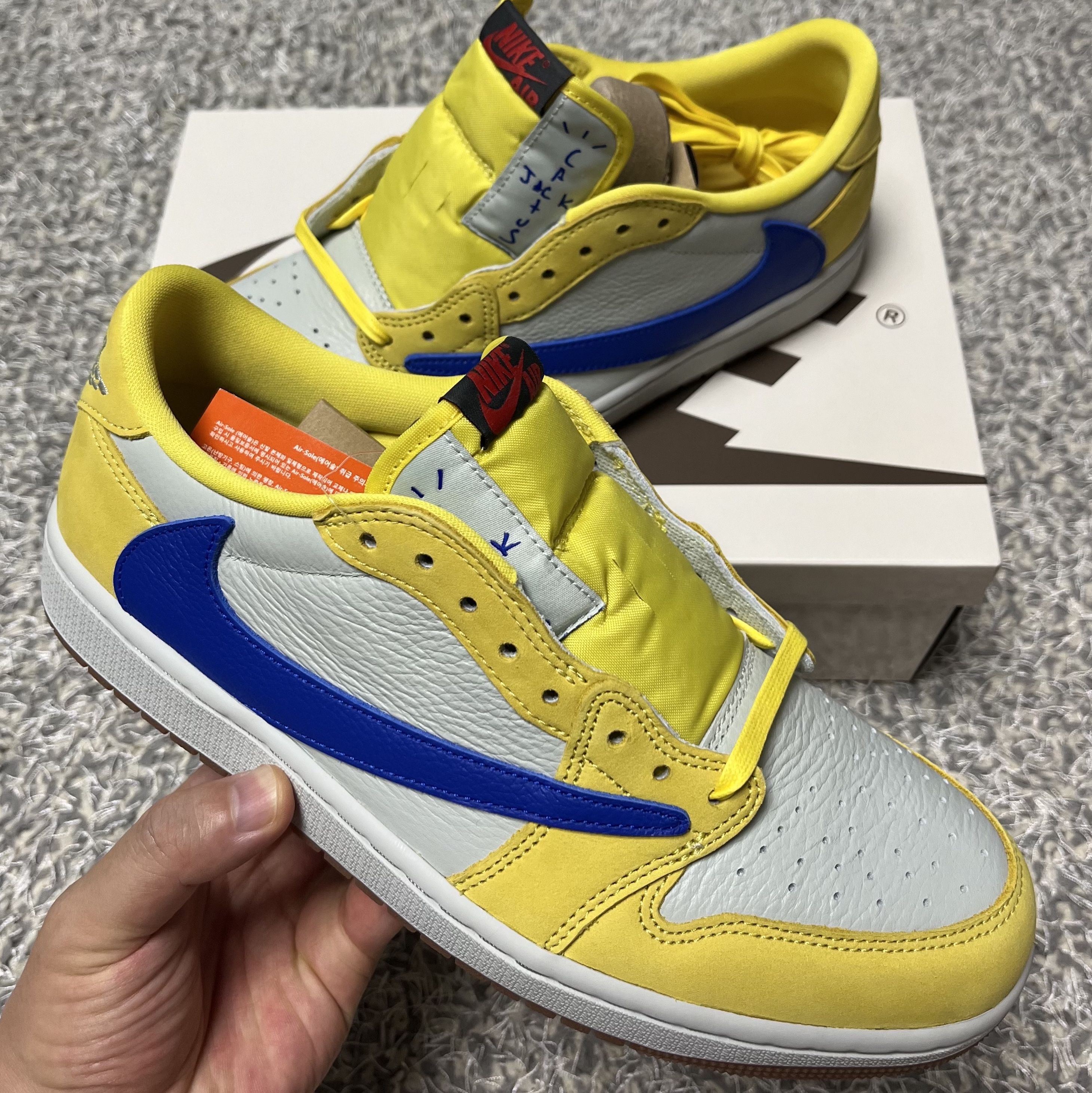 (W) Jordan 1 x Travis Scott Retro Low OG SP Canary 착용 스타일 - 3