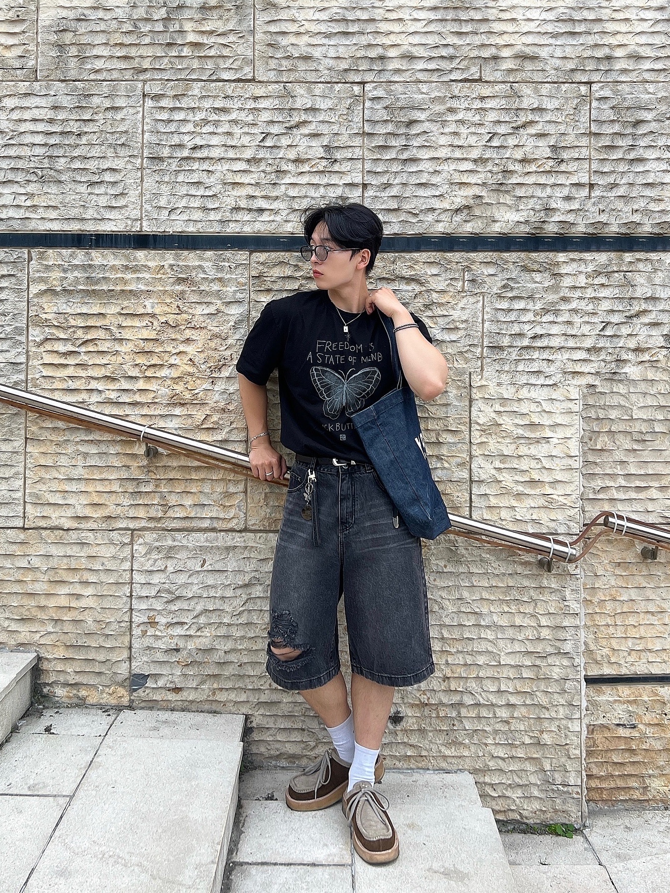 A.P.C. Daniela Shopping Bag Indigo 착용 스타일 - 2
