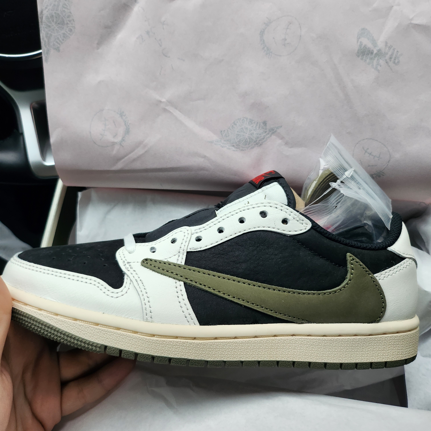 (W) Jordan 1 x Travis Scott Retro Low OG SP Medium Olive 착용 스타일 - 3