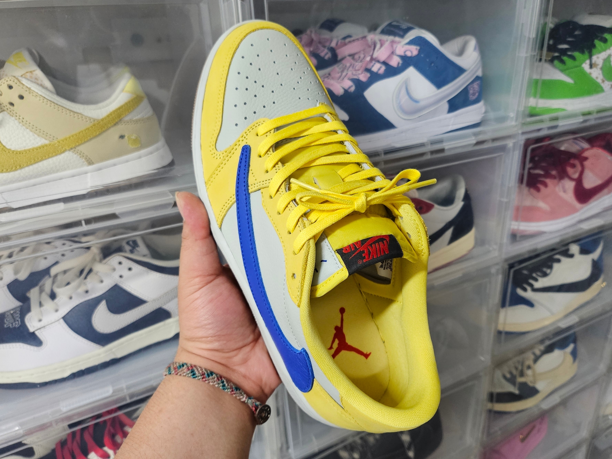 (W) Jordan 1 x Travis Scott Retro Low OG SP Canary 착용 스타일 - 3