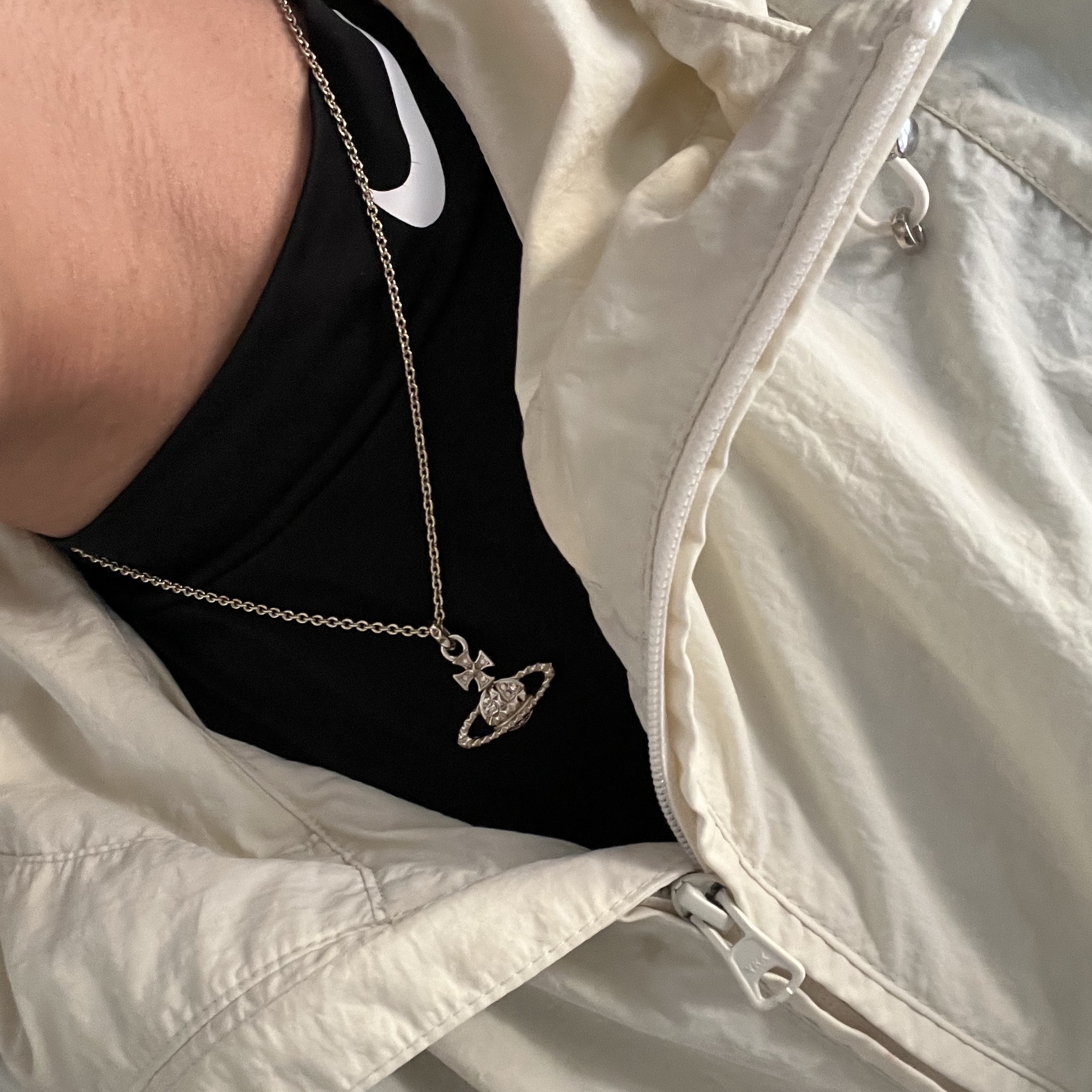 Vivienne Westwood Mayfair Bas Relief Pendant Gold 착용 스타일