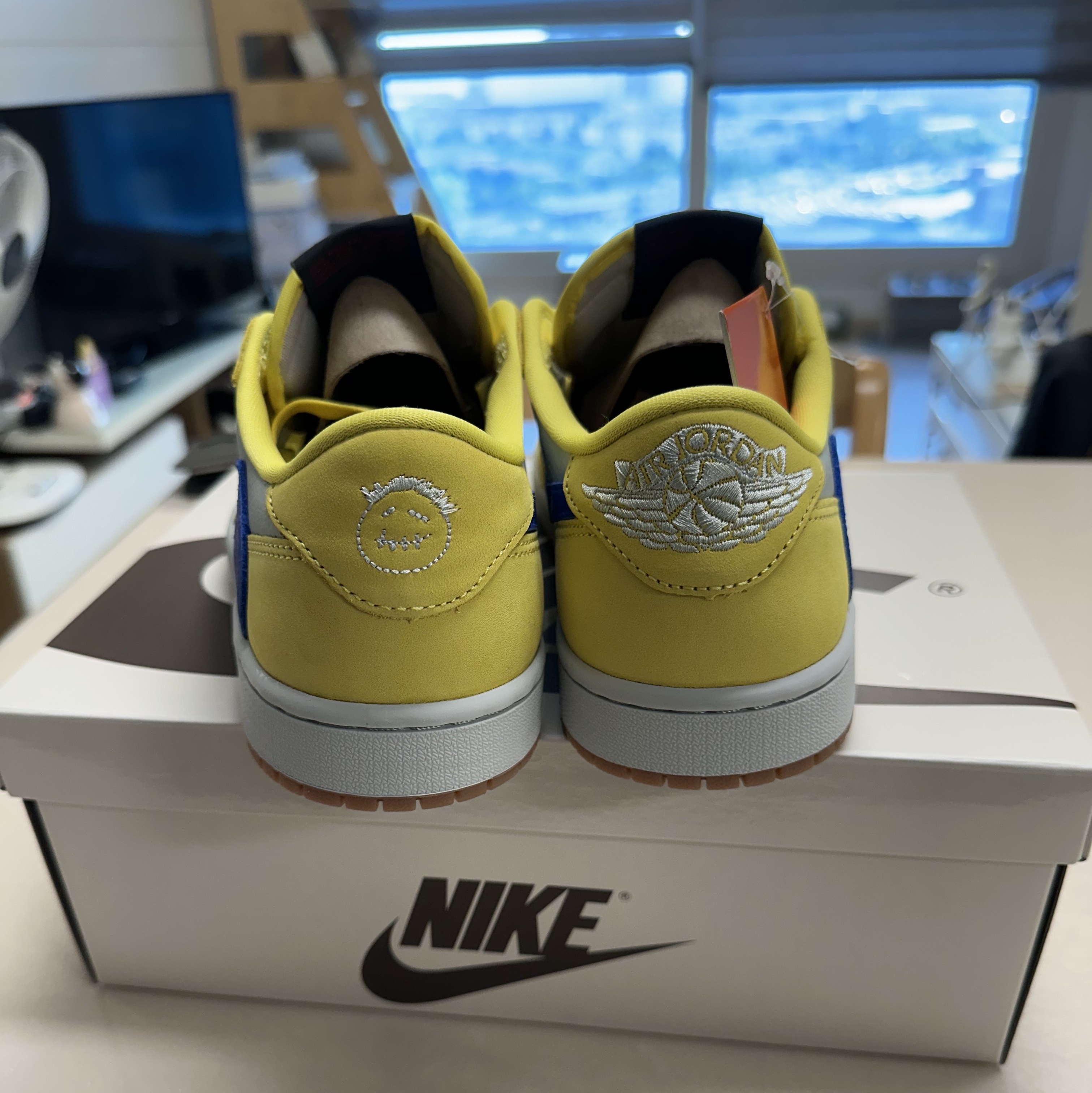 (W) Jordan 1 x Travis Scott Retro Low OG SP Canary 착용 스타일 - 3