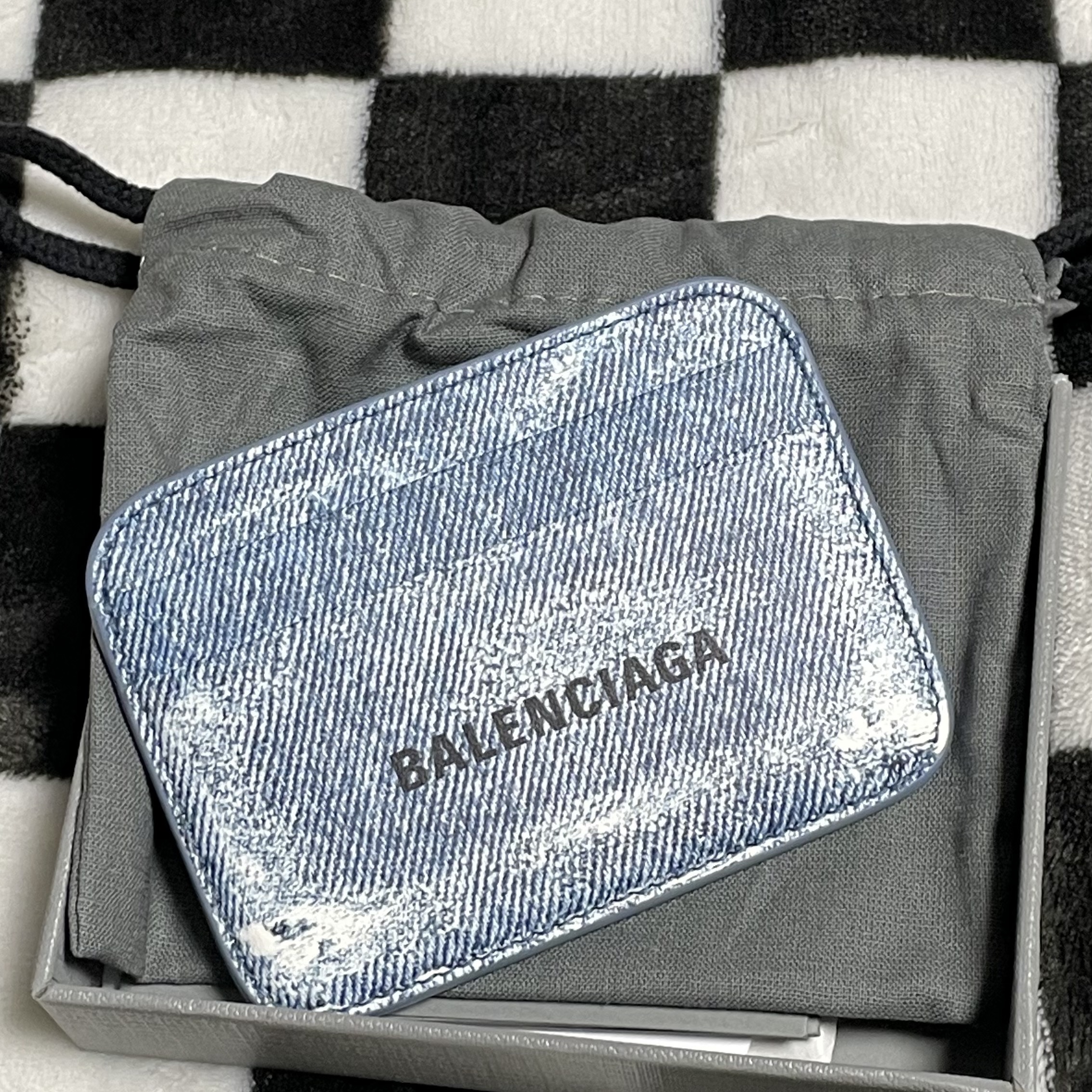 Balenciaga Cash Card Holder Denim Print Blue 착용 스타일