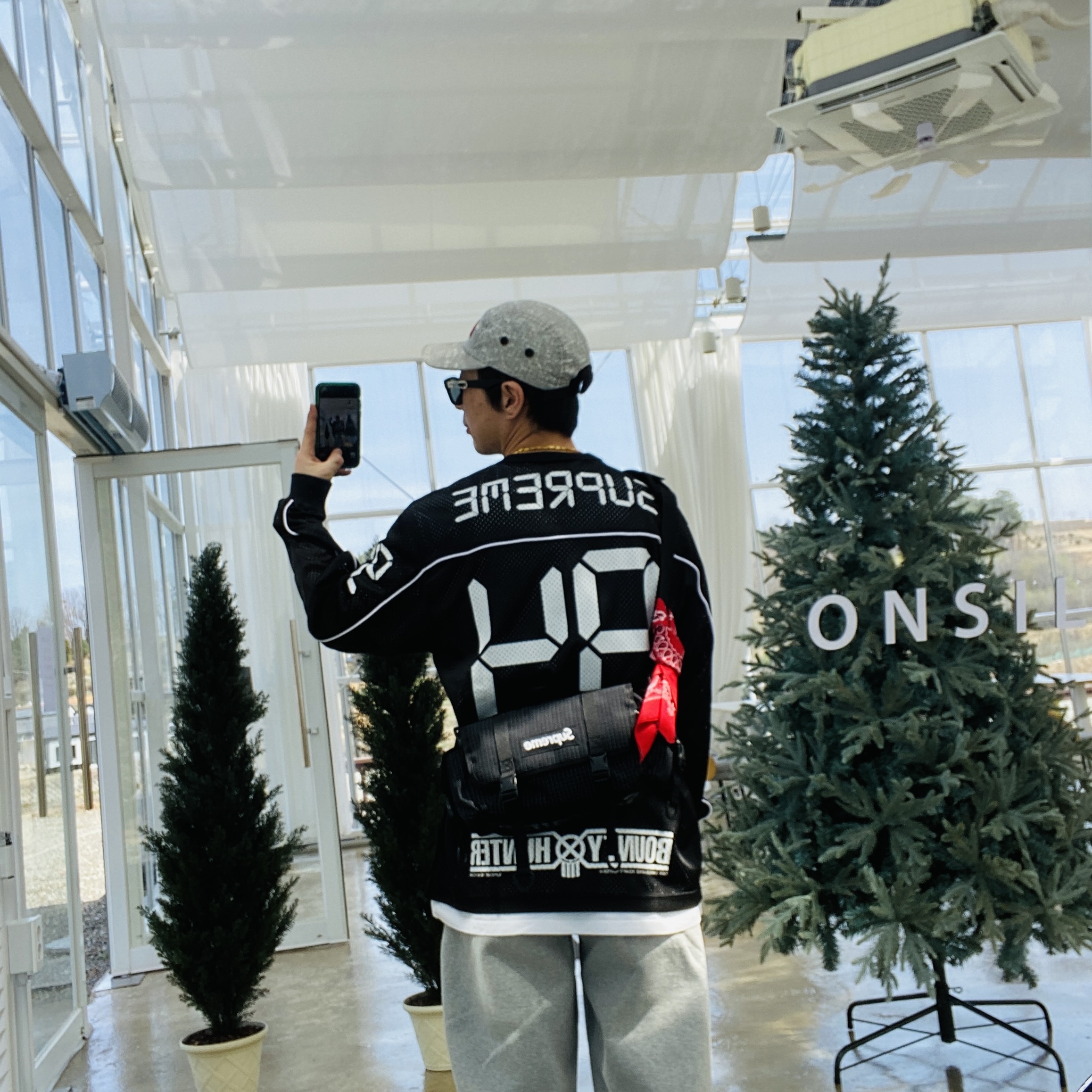 Supreme x Bounty Hunter Mesh Moto Jersey Black - 23FW, Supreme Distressed Ripstop Camp Cap Stone - 23FW 착용 스타일