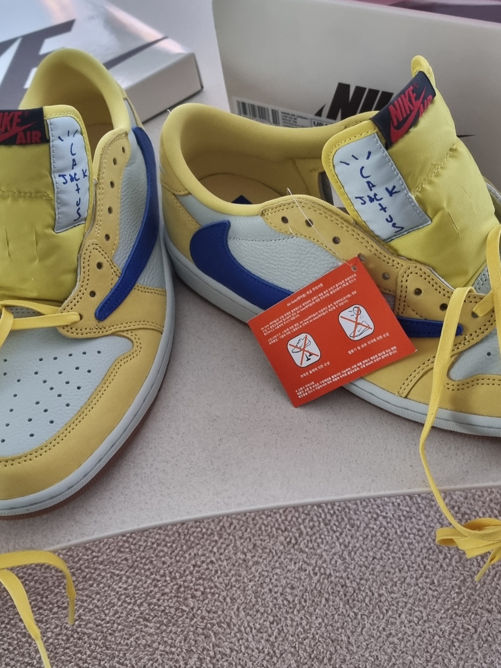 (W) Jordan 1 x Travis Scott Retro Low OG SP Canary 착용 스타일 - 1