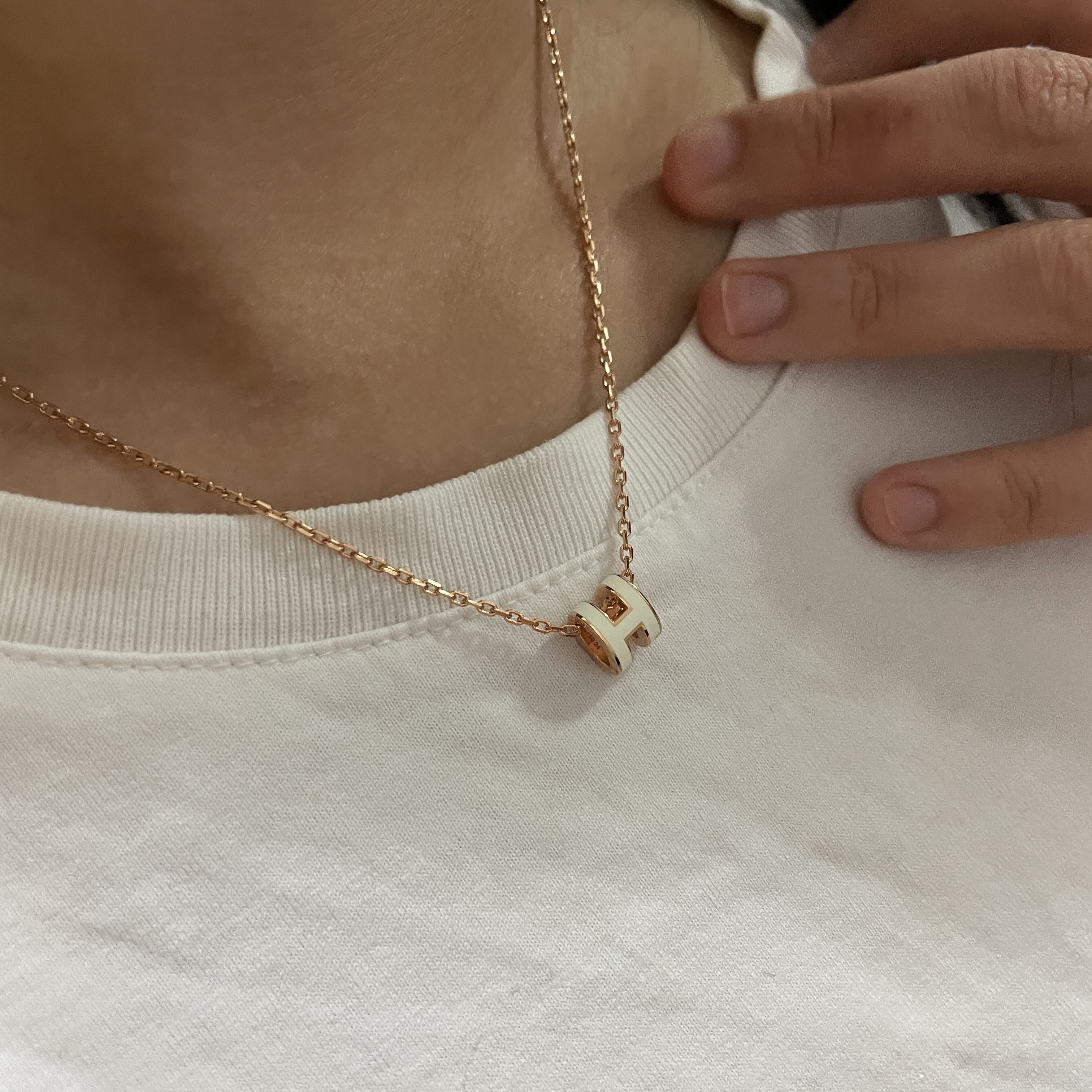 (W) Hermes Mini Pop H Pendant Rose Gold & Blanc 착용 스타일