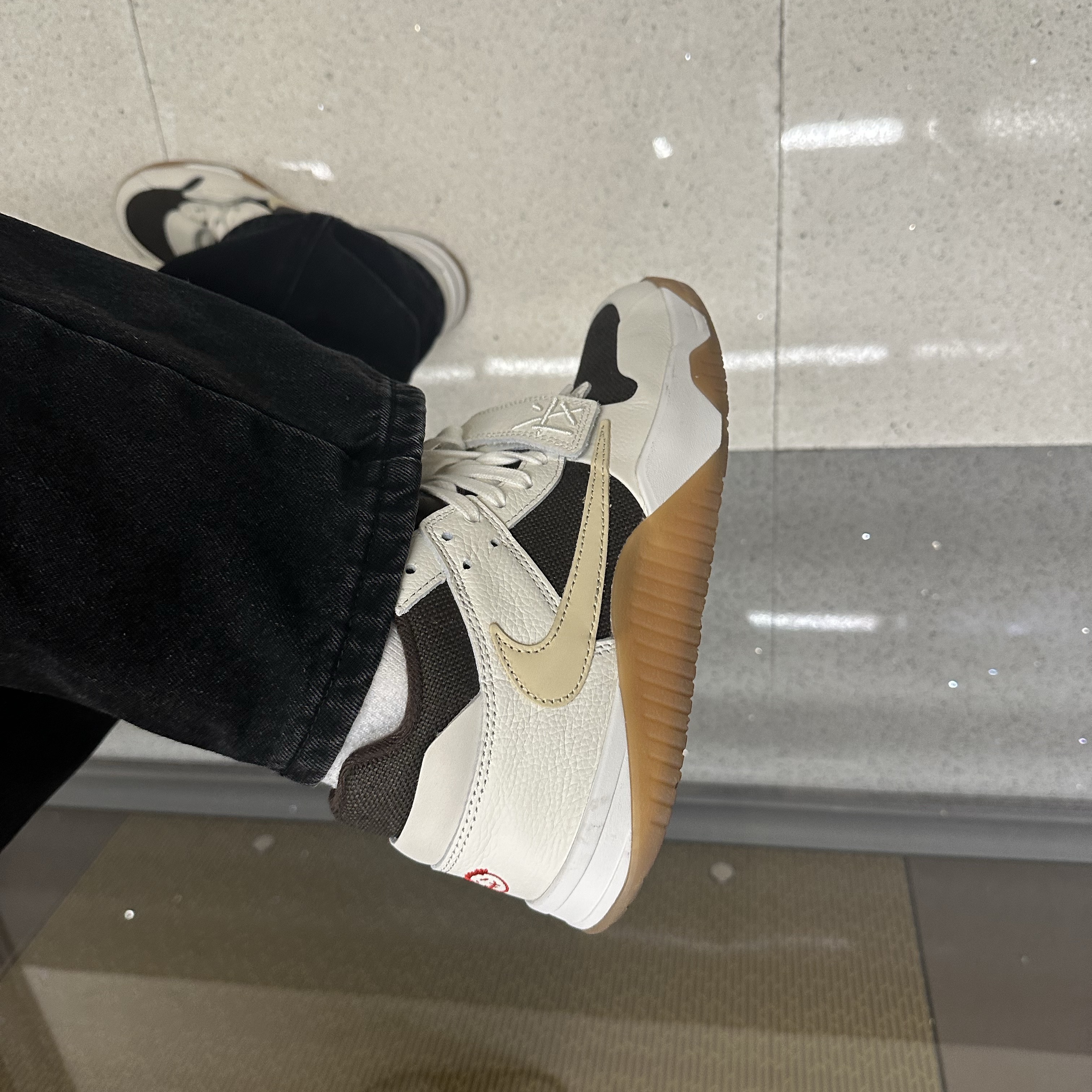 Jordan x Travis Scott Jumpman Jack TR Sail and Dark Mocha 착용 스타일