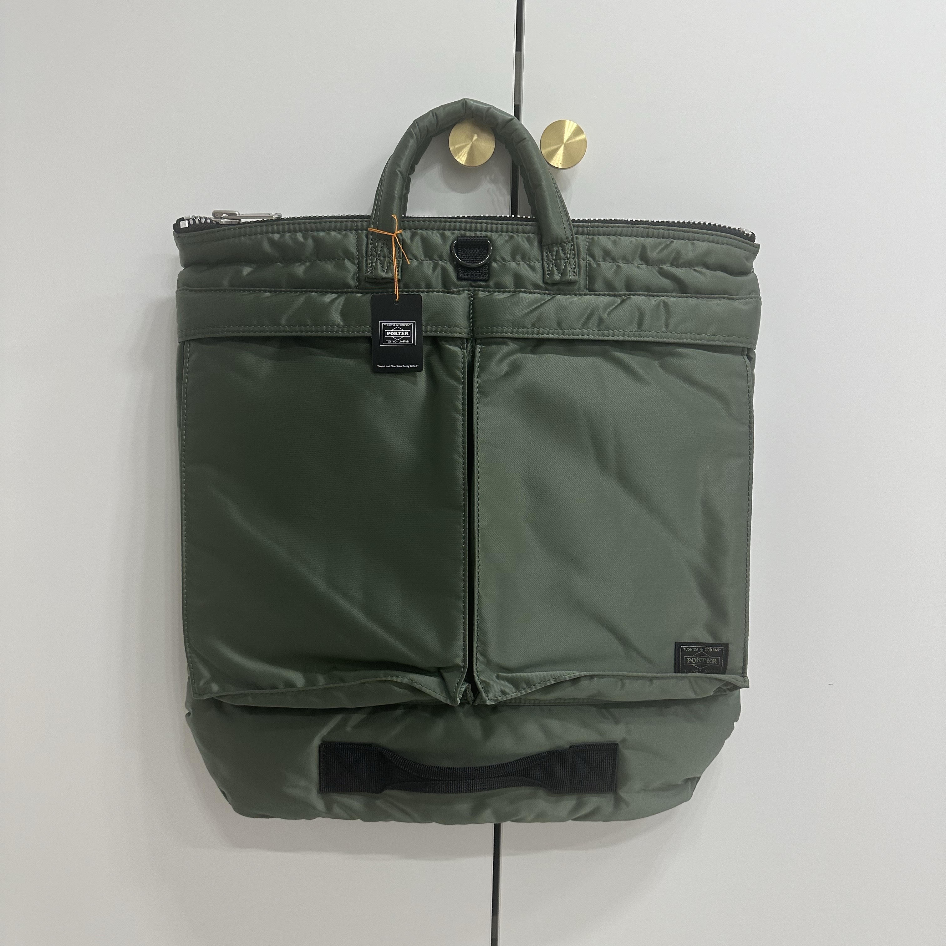 Porter PX Tanker 2Way Helmet Bag L Sage Green 착용 스타일