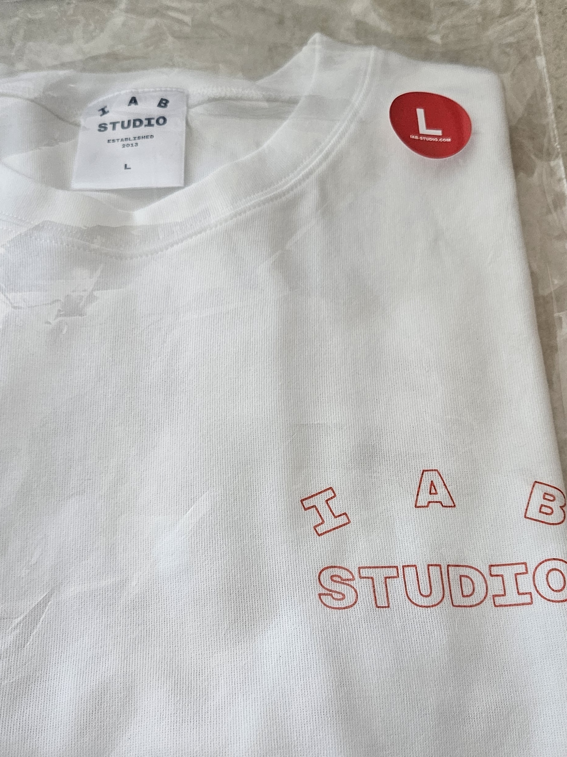 IAB Studio Line Logo T-Shirt White Orange 착용 스타일 - 2