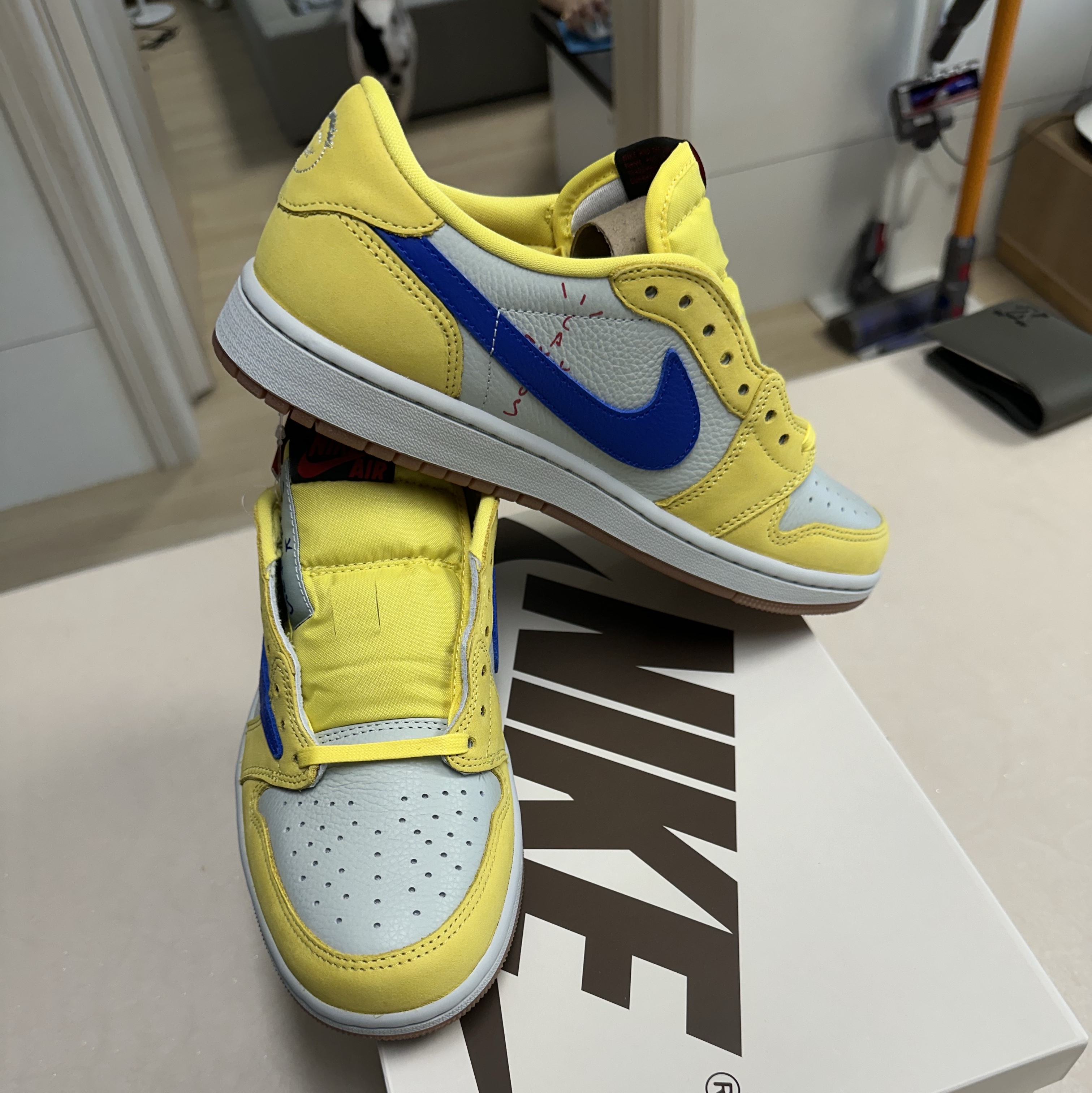 (W) Jordan 1 x Travis Scott Retro Low OG SP Canary 착용 스타일 - 5