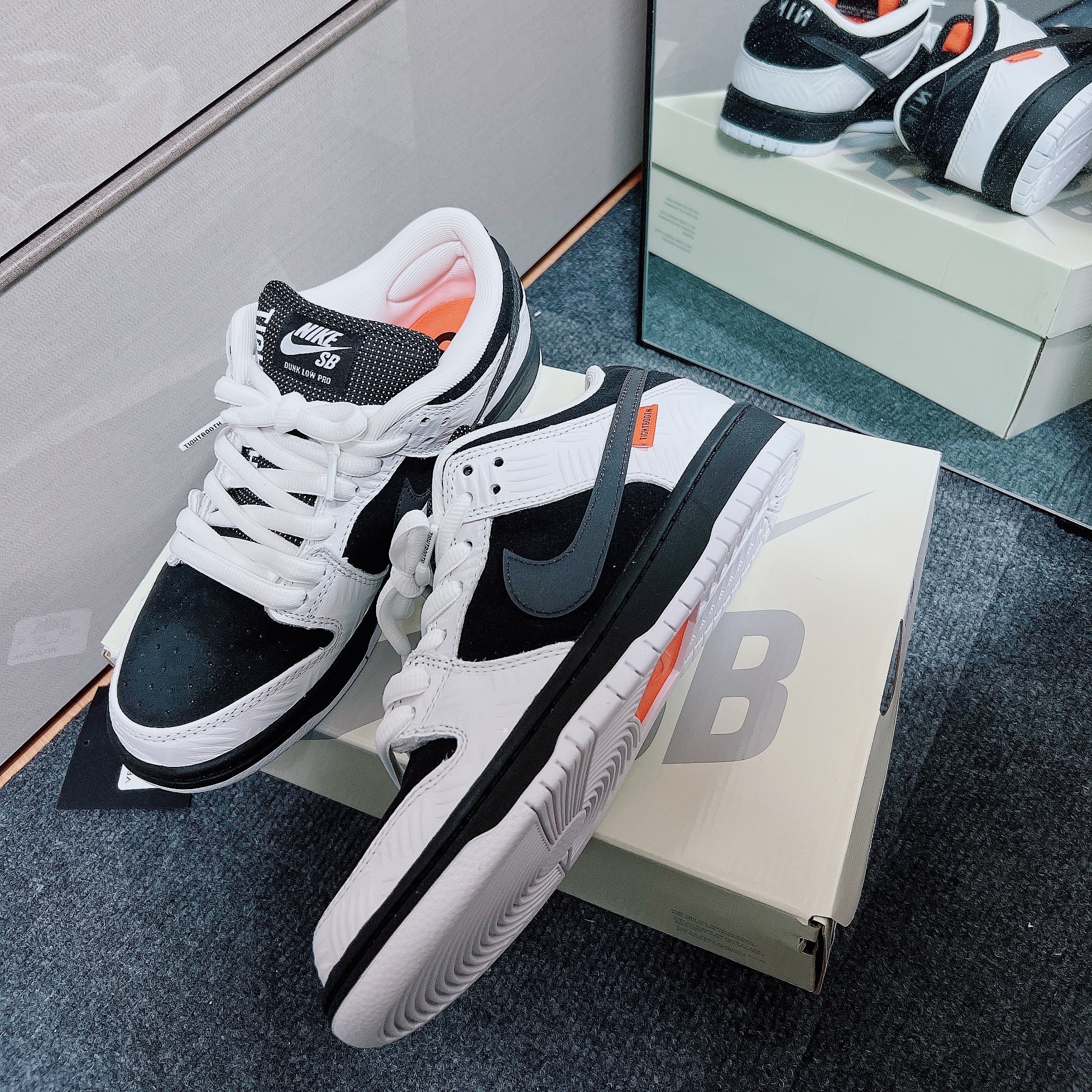Nike x Tightbooth SB Dunk Low Pro Black and White 착용 스타일 - 9