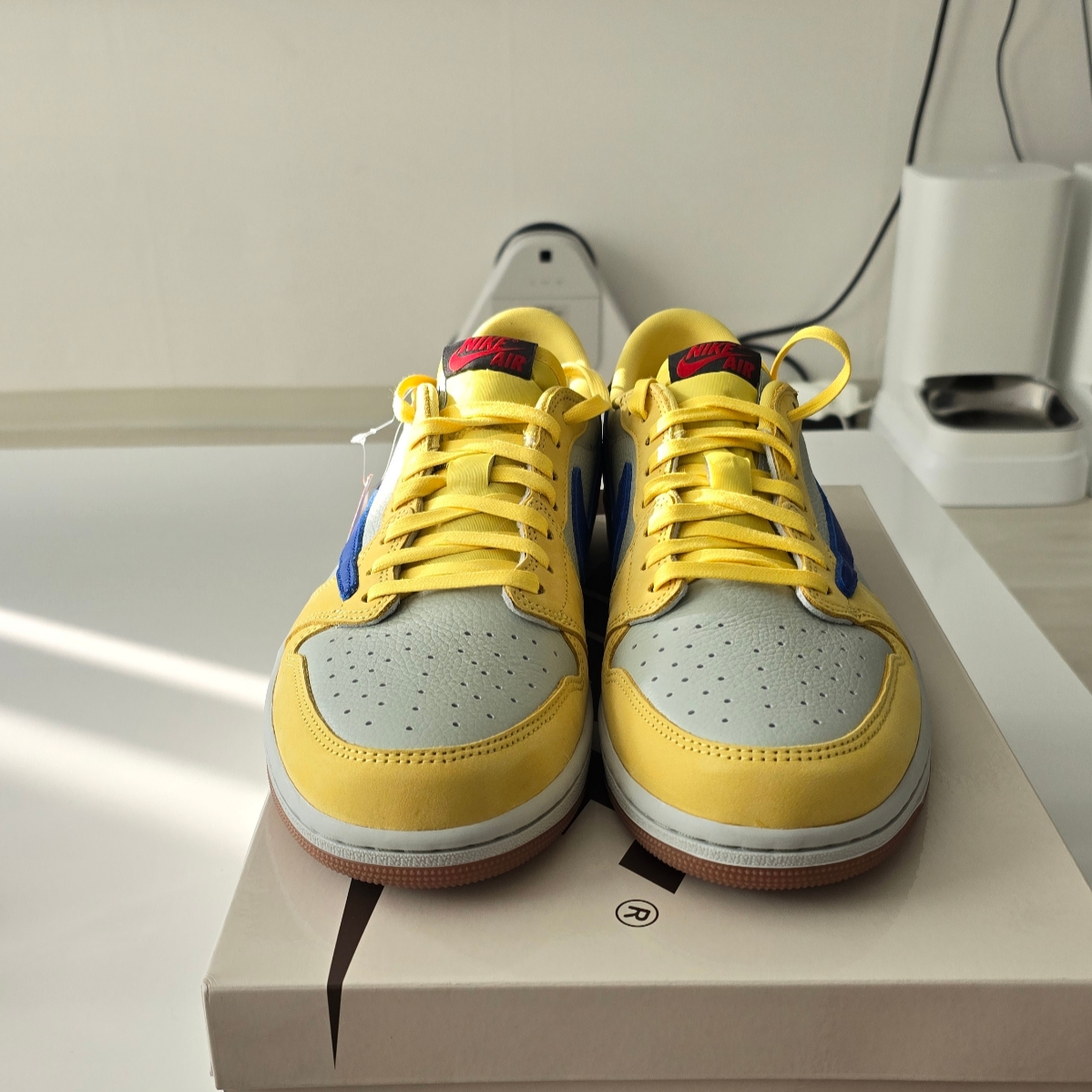 (W) Jordan 1 x Travis Scott Retro Low OG SP Canary 착용 스타일 - 1