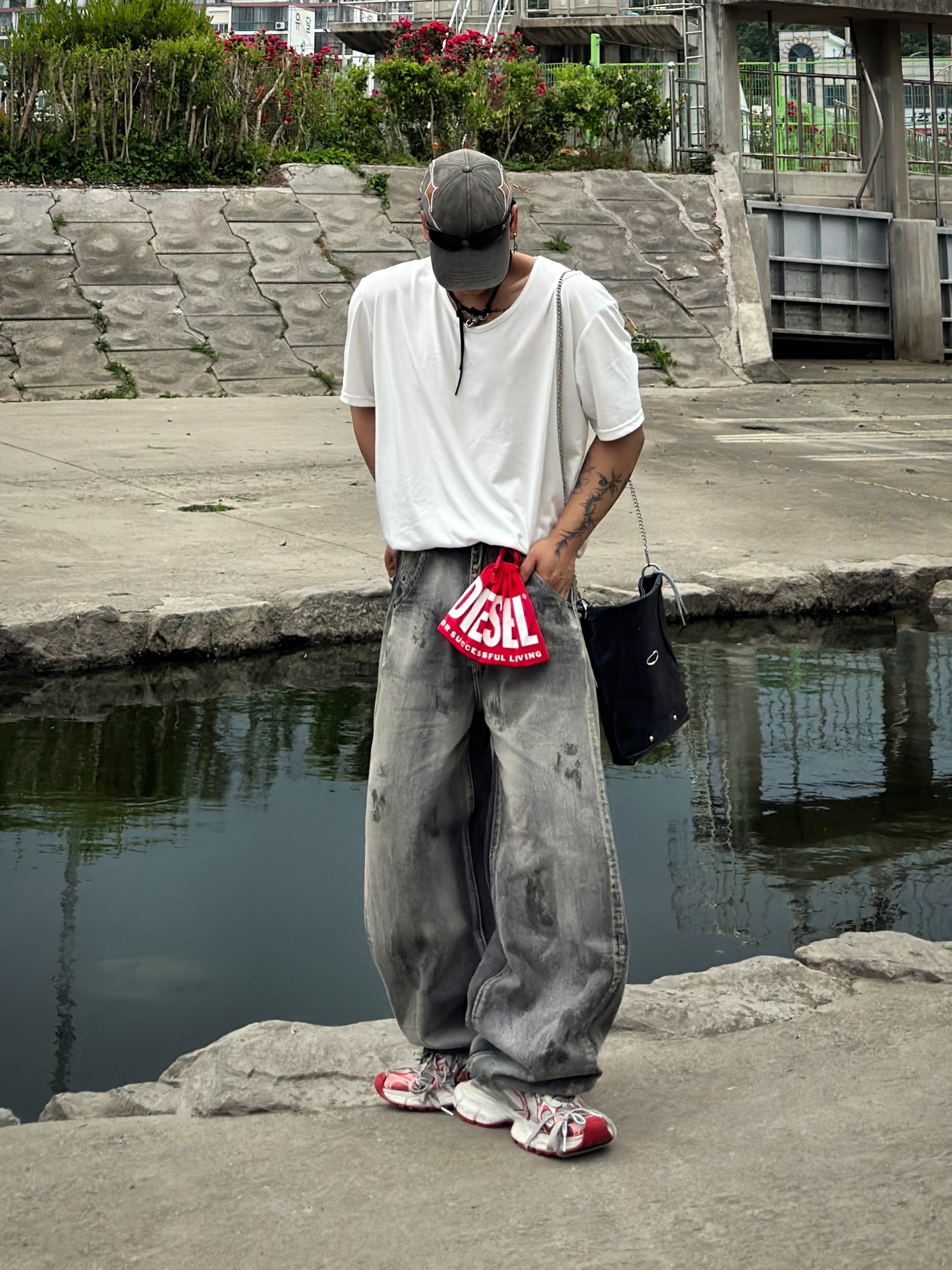 Balenciaga 3XL Sneakers White Red, Our Legacy Ladon Leather Keychain Black 착용 스타일 - 1
