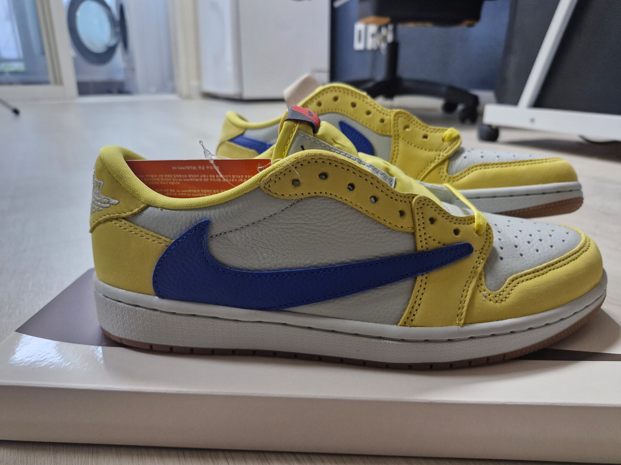 (W) Jordan 1 x Travis Scott Retro Low OG SP Canary 착용 스타일 - 4