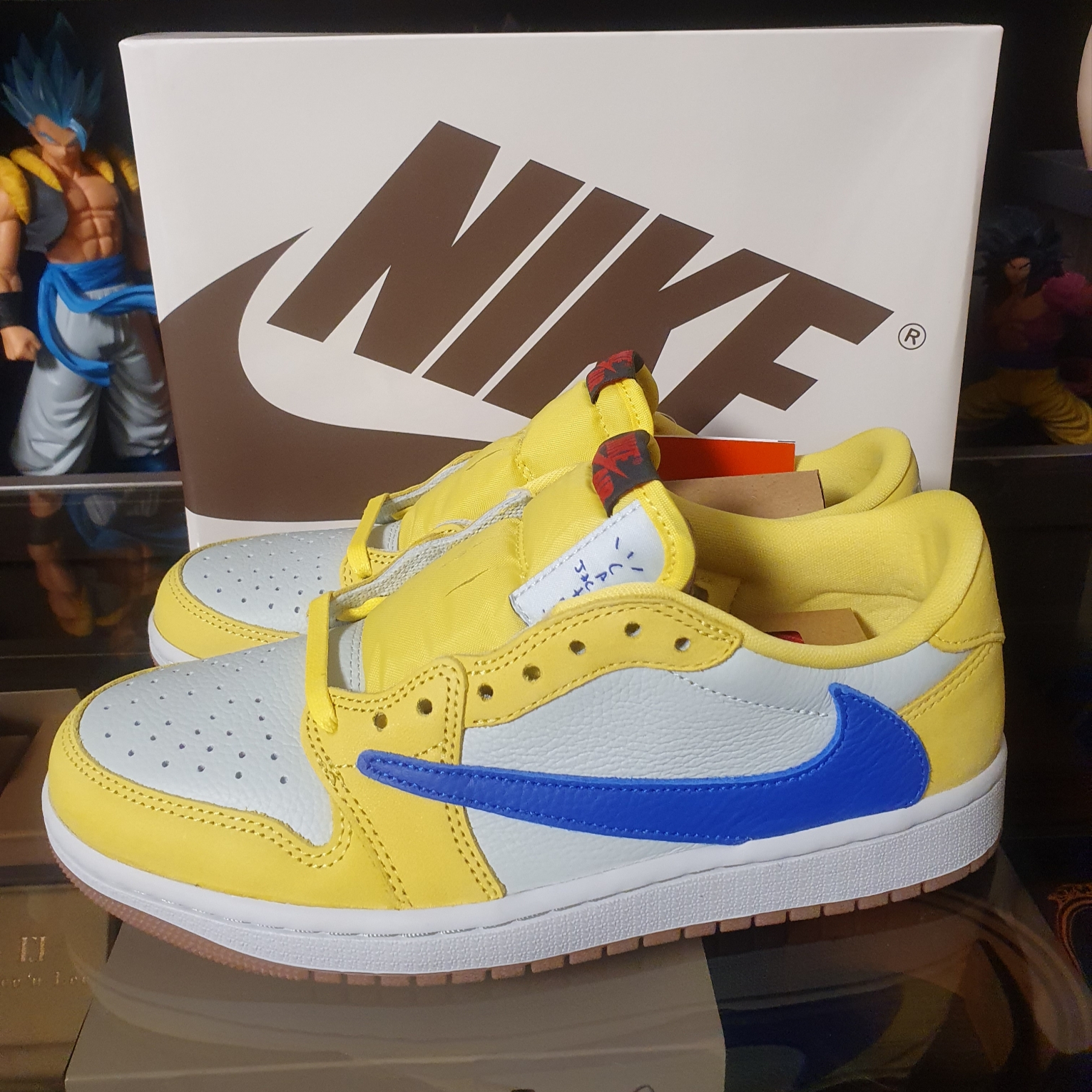 (W) Jordan 1 x Travis Scott Retro Low OG SP Canary 착용 스타일 - 2