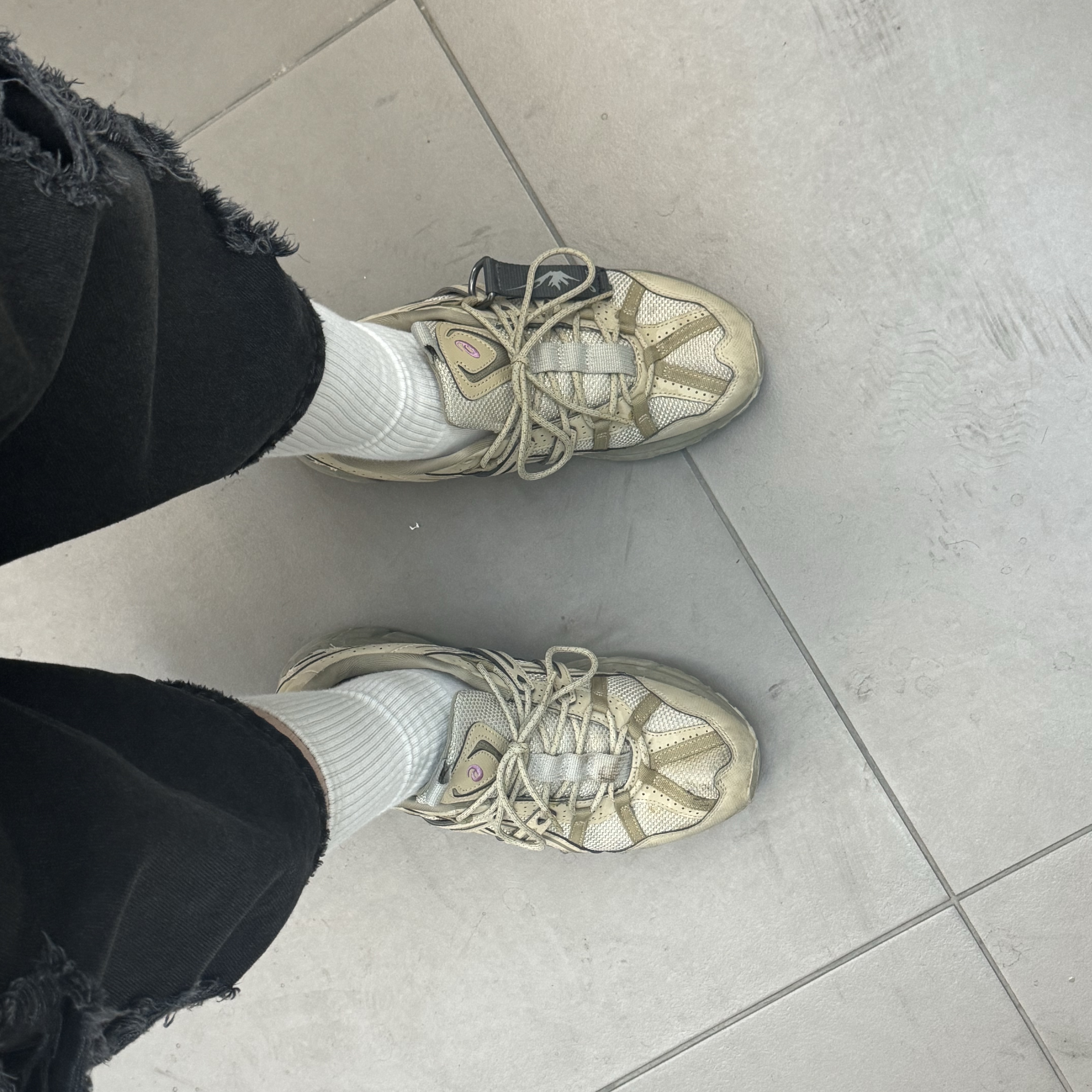 Asics Gel-Sonoma 15-50 Feather Grey Wood Crepe, Asics Gel-Nimbus 9 Cream Black 착용 스타일 - 1