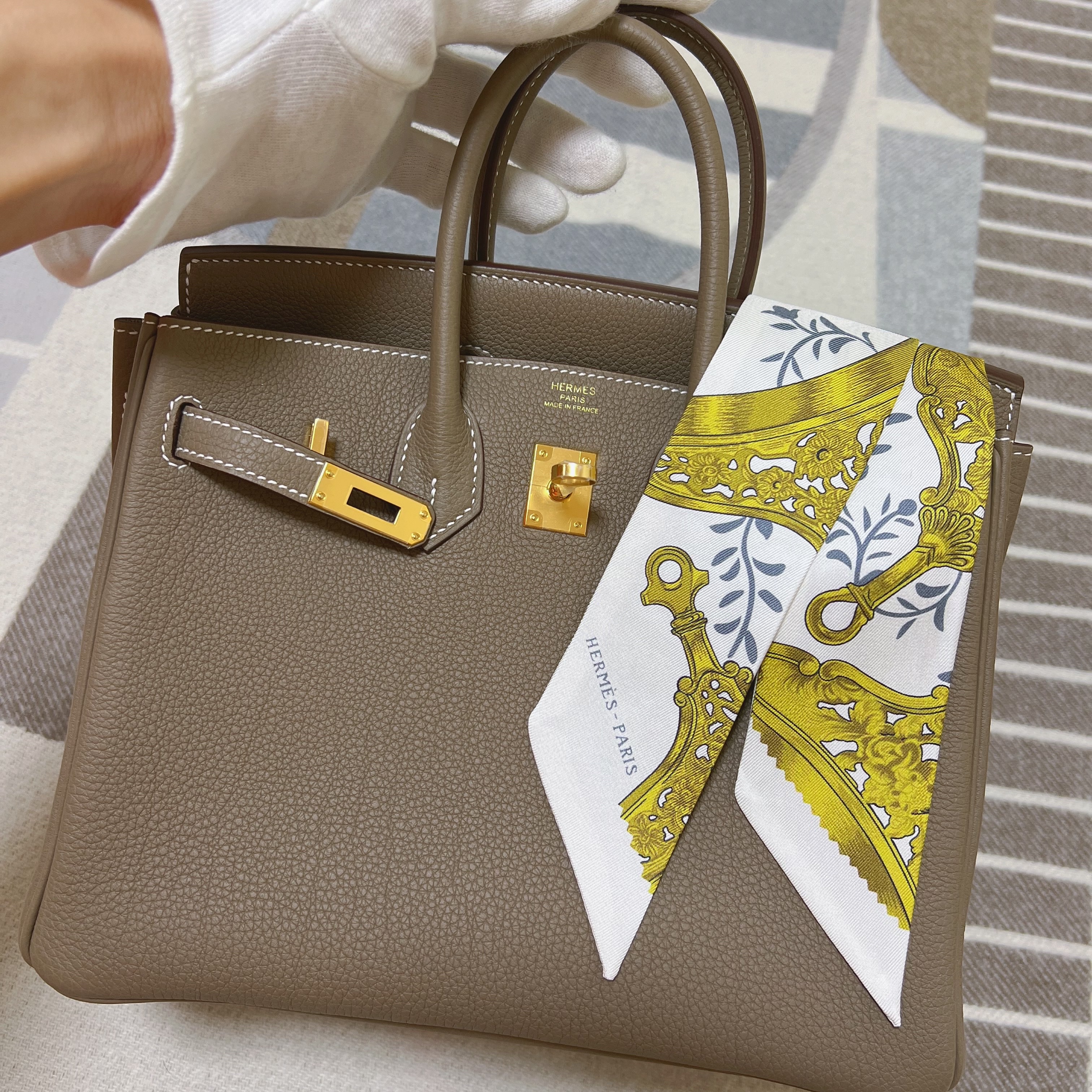 (W) Hermes Etiers Remix Twilly Blanc Gris Bleu Dore 착용 스타일 - 2