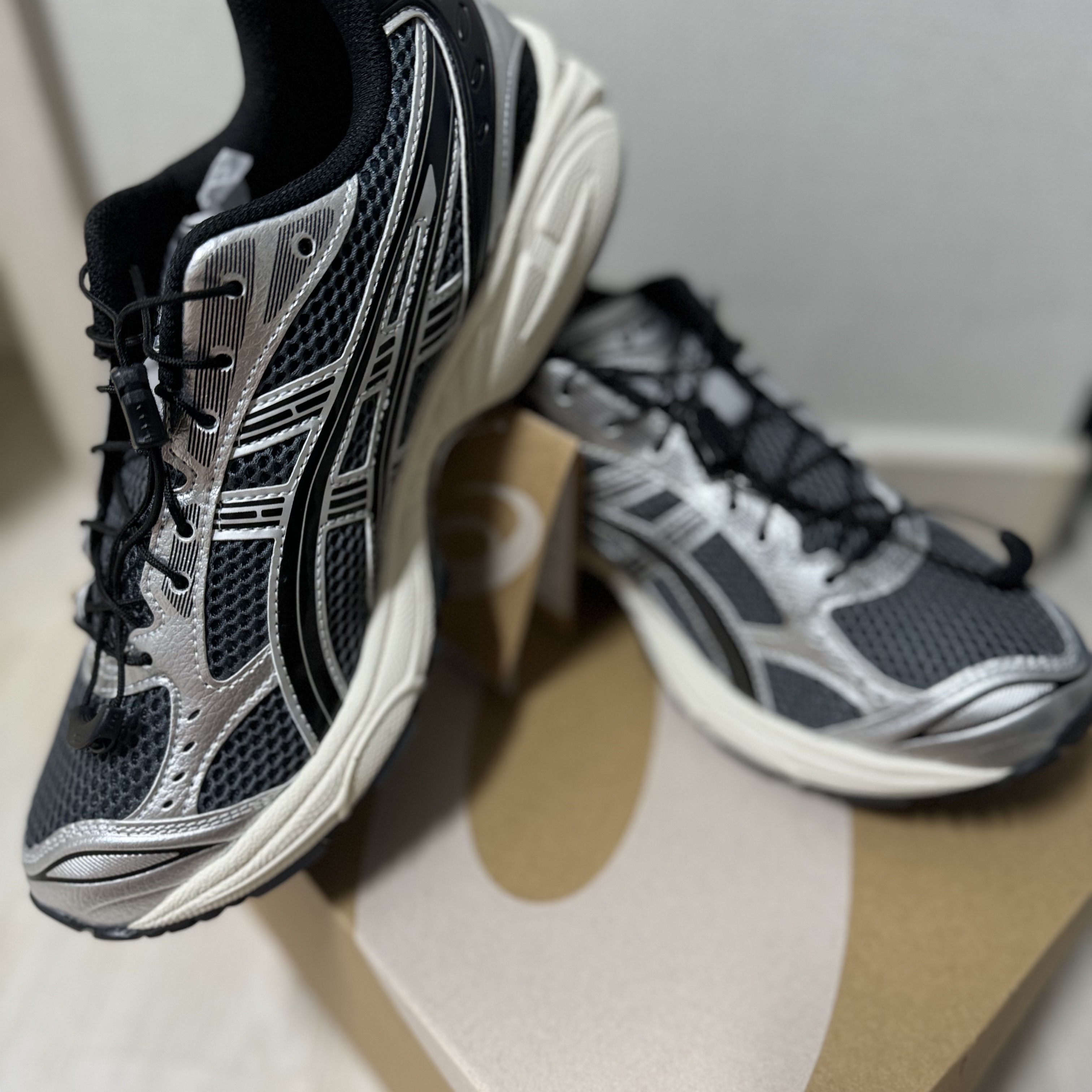 Asics Unlimited Gel-Kayano 14 Carrier Grey Black 착용 스타일 - 3