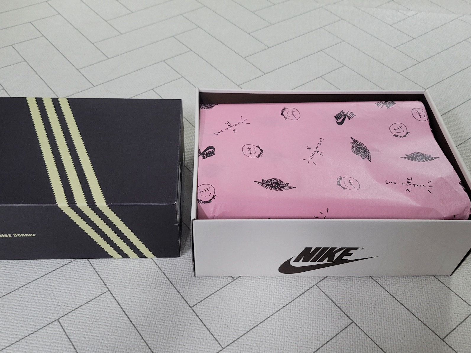 (W) Jordan 1 x Travis Scott Retro Low OG SP Canary, Adidas x Wales Bonner Samba Supplier Colour Wonder White 착용 스타일 - 1