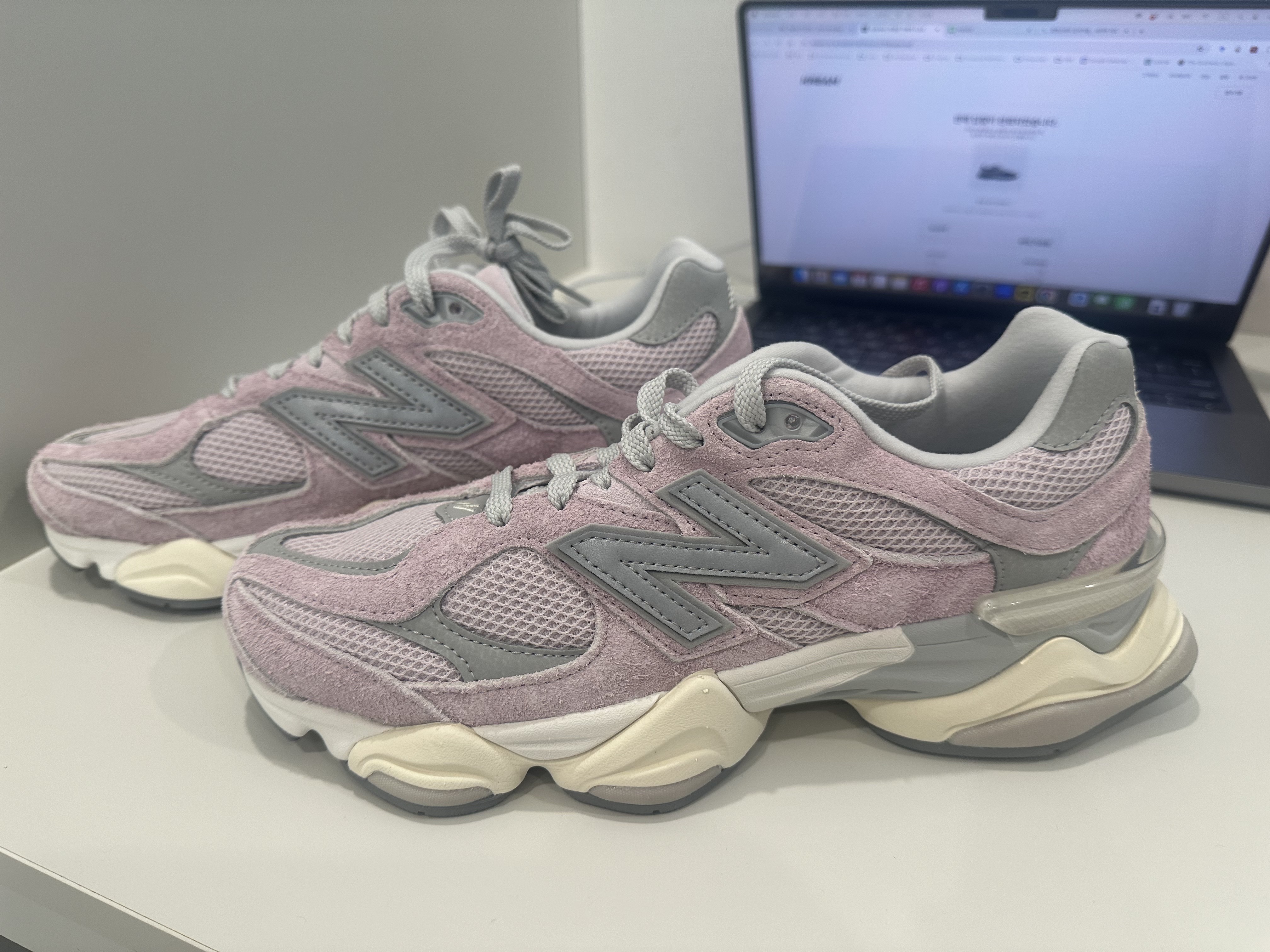 New Balance 9060 December Sky Bone 착용 스타일 - 1