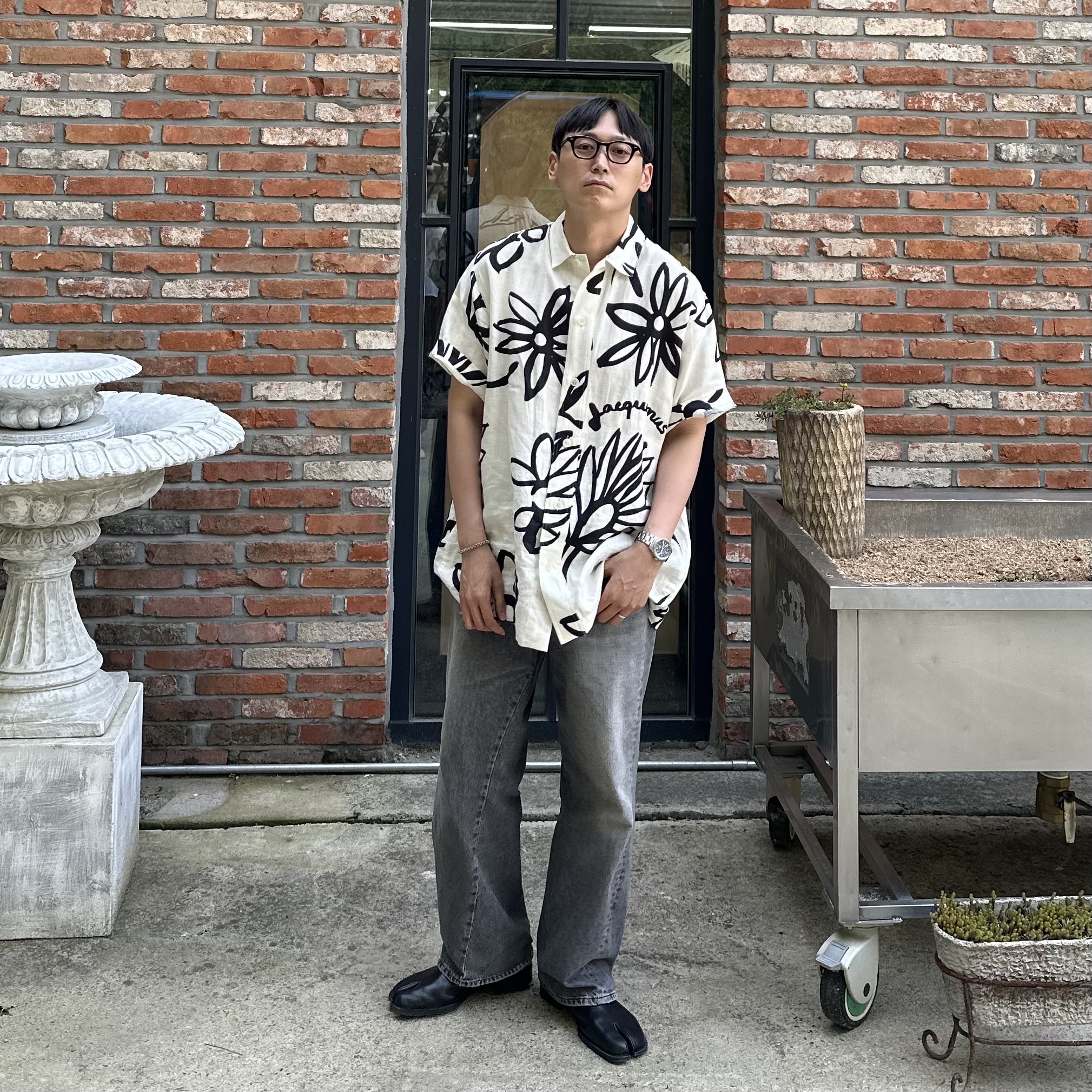 Jacquemus La Chemise Moisson Flower Sketch Short Sleeved Shirt Print Black White Flowers 착용 스타일 - 4