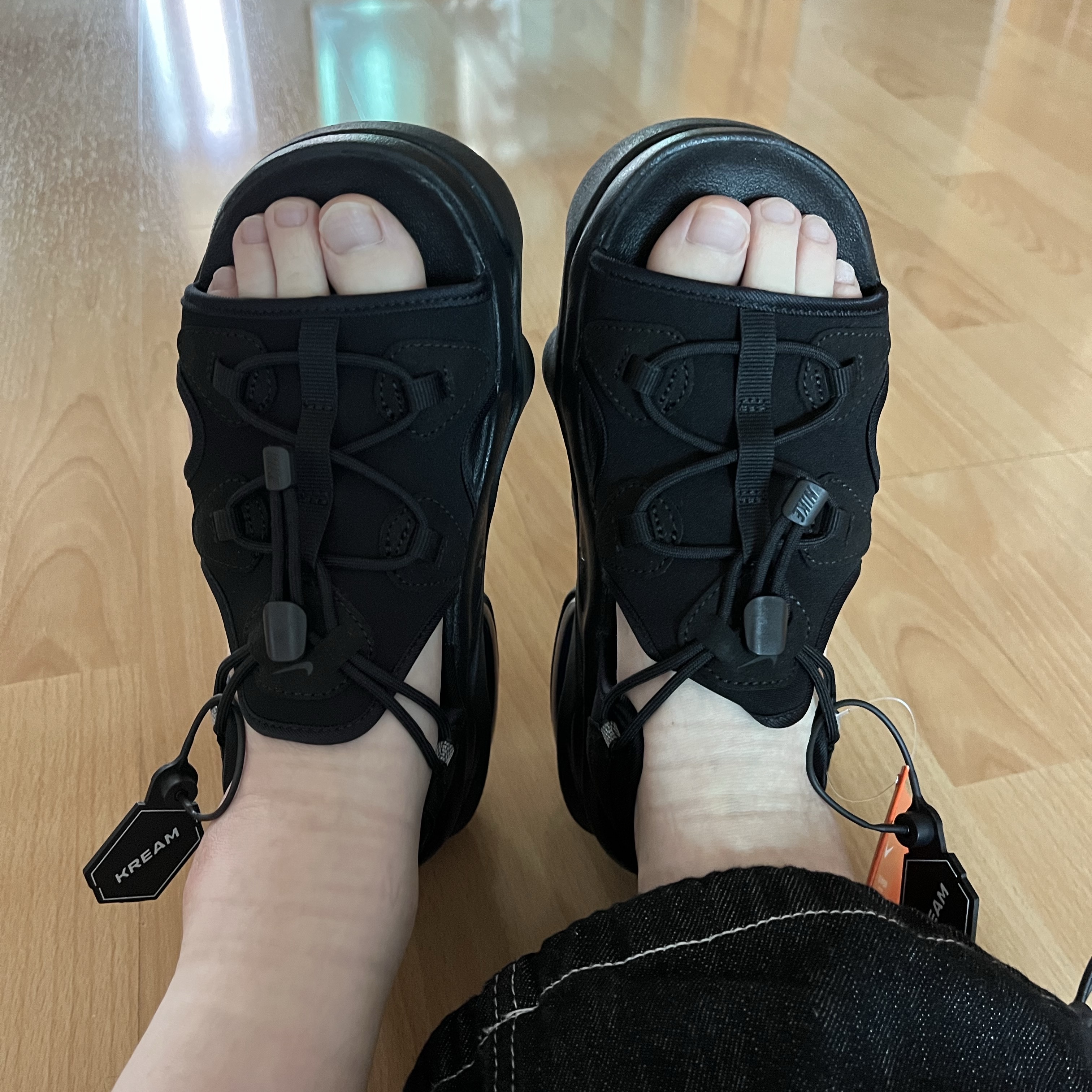 (W) Nike Air Max Koko Sandal Black 착용 스타일 - 3