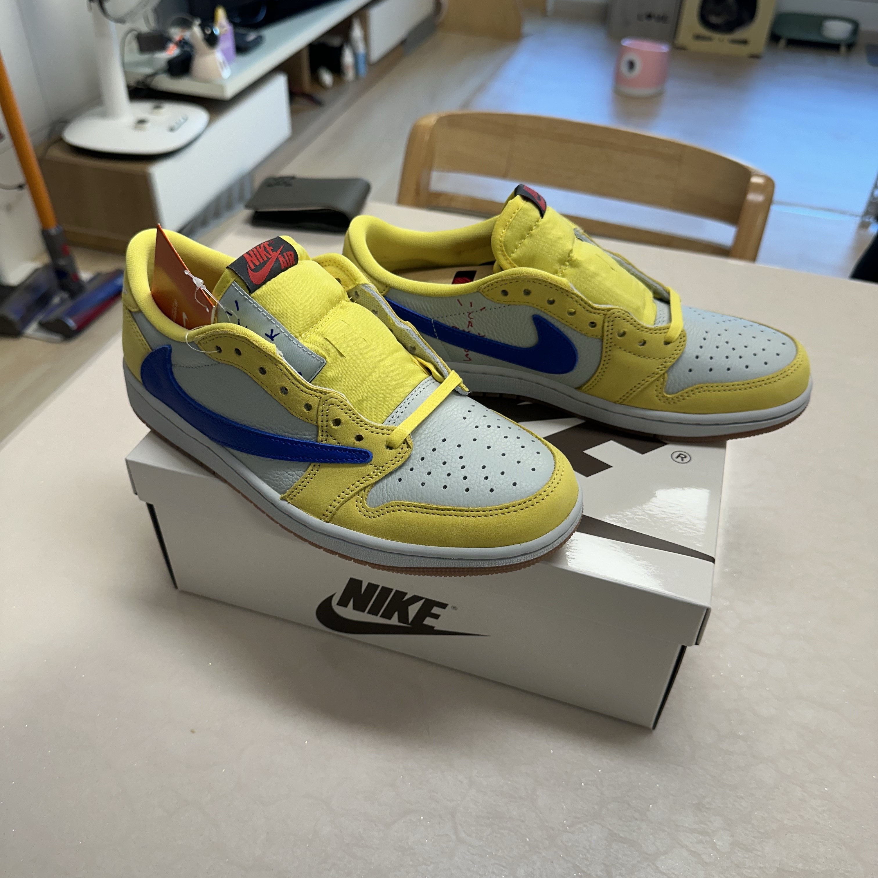 (W) Jordan 1 x Travis Scott Retro Low OG SP Canary 착용 스타일 - 4