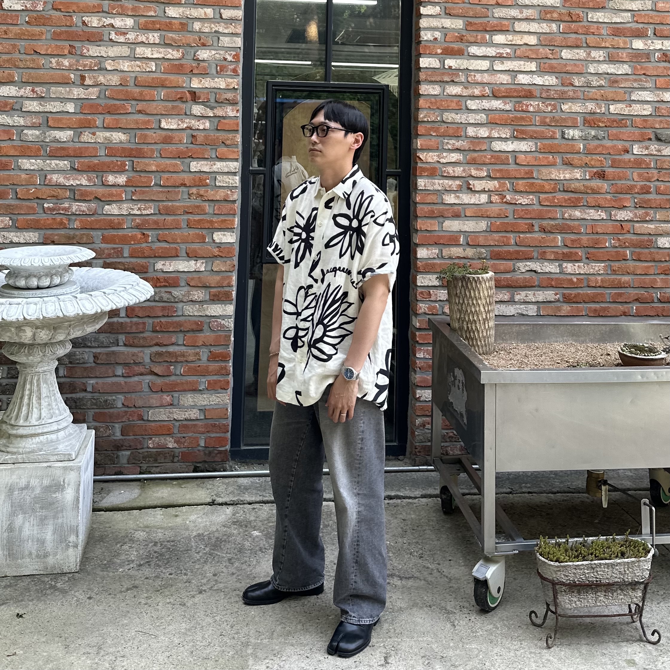 Jacquemus La Chemise Moisson Flower Sketch Short Sleeved Shirt Print Black White Flowers 착용 스타일 - 1